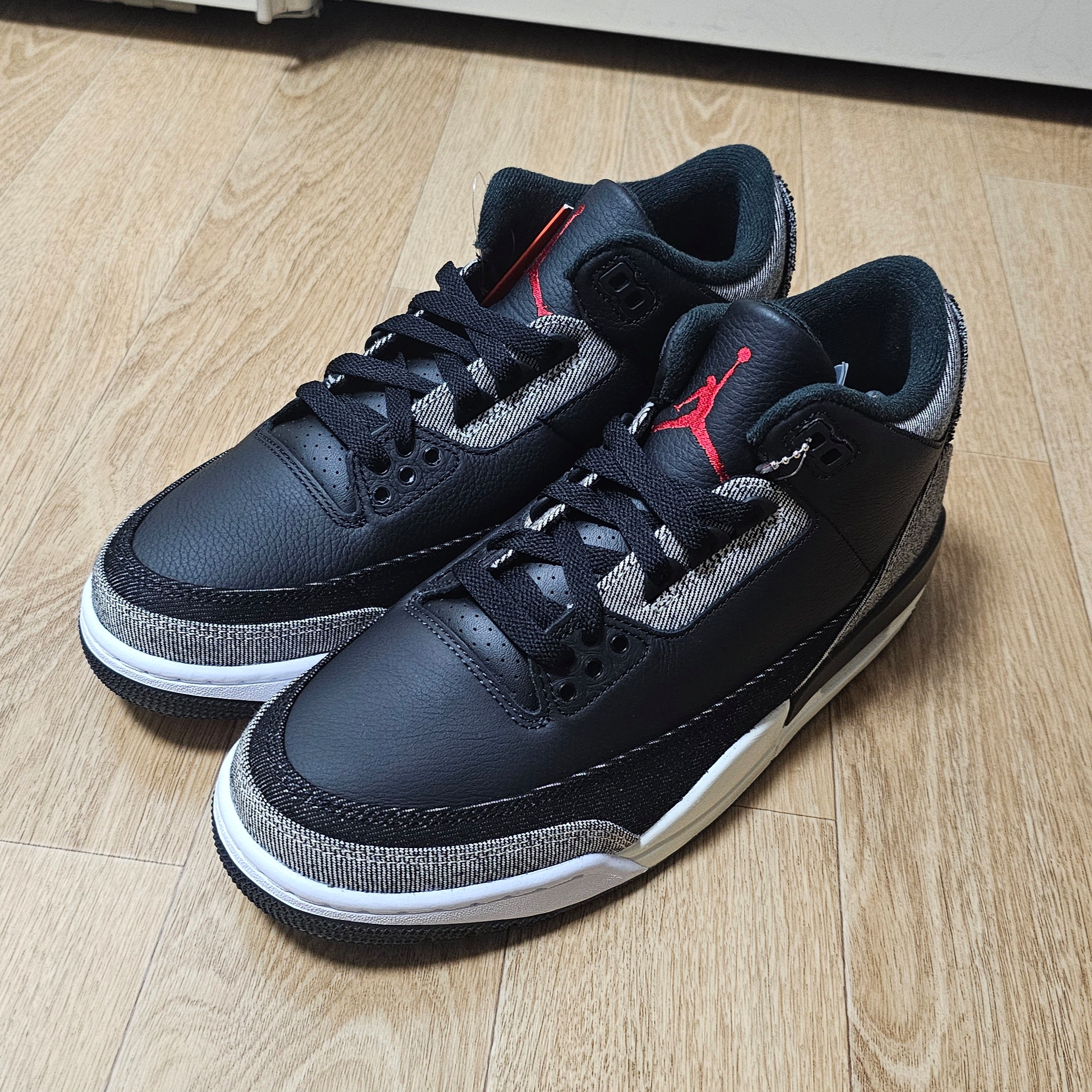 Jordan 3 x Levi’s Black and White 착용 스타일