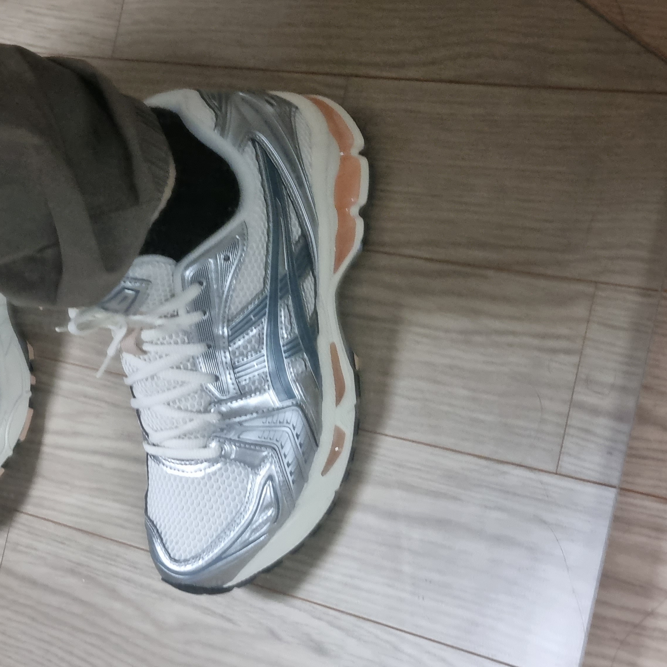 Asics Gel-Kayano 14 Cream Ironclad 착용 스타일 - 5