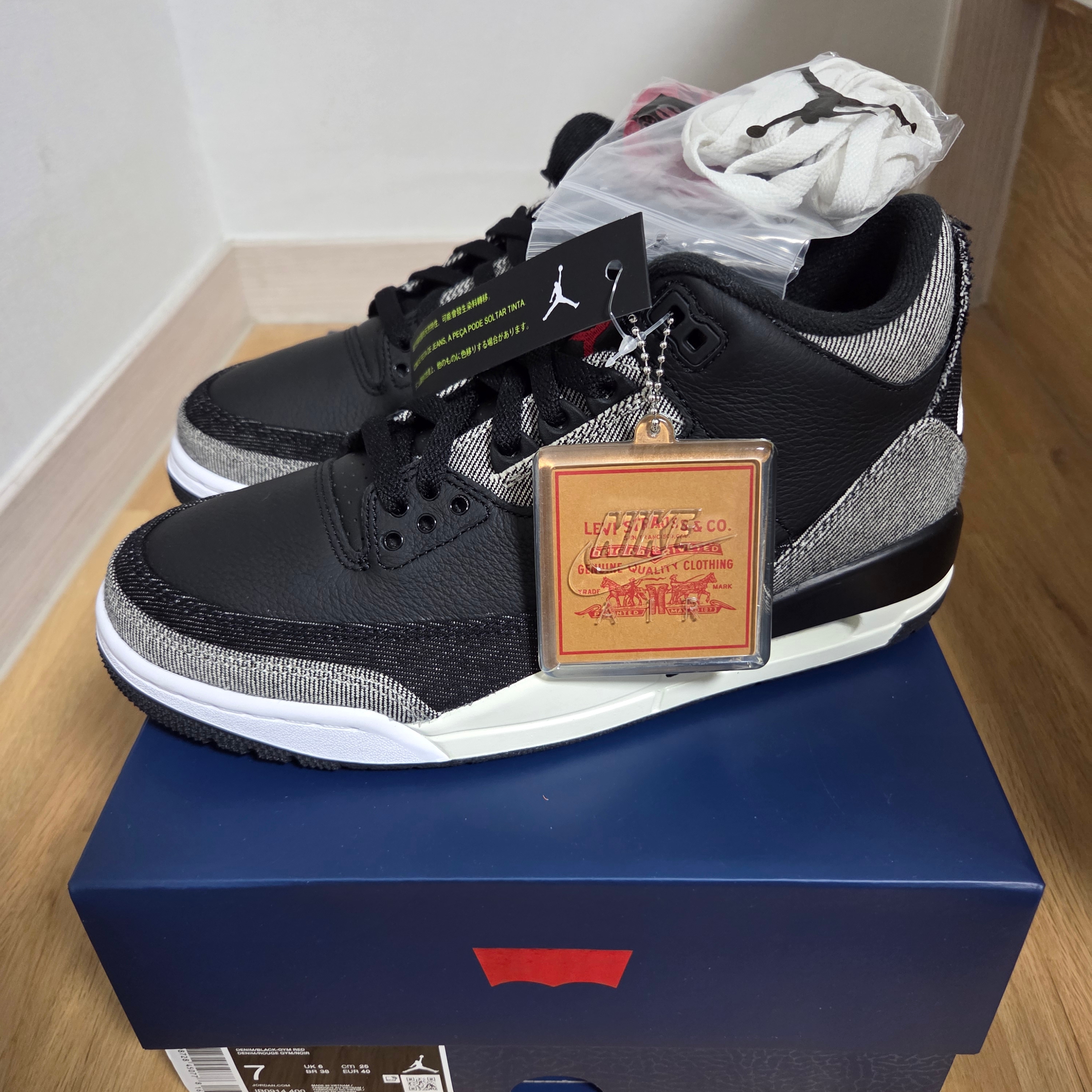 Jordan 3 x Levi’s Black and White 착용 스타일 - 3