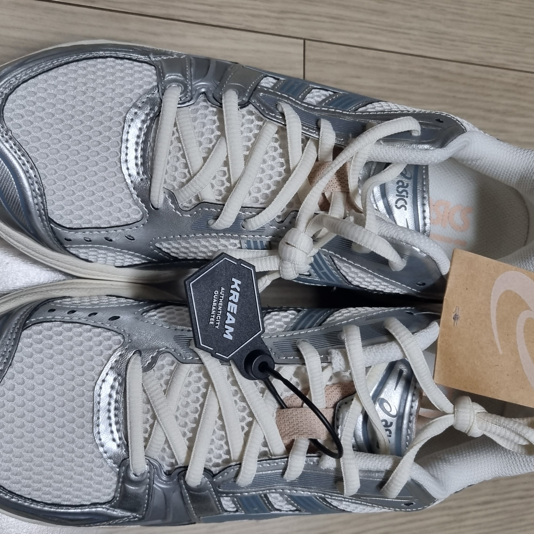 Asics Gel-Kayano 14 Cream Ironclad 착용 스타일 - 4