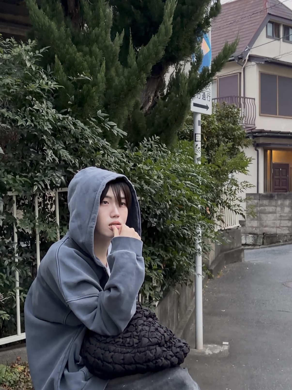 Wooyoungmi Painted Logo Dyeing Hood Zip Up Navy - 25SS, COS Quilted Oversized Shoulder Bag Dark Navy 착용 스타일 - 2