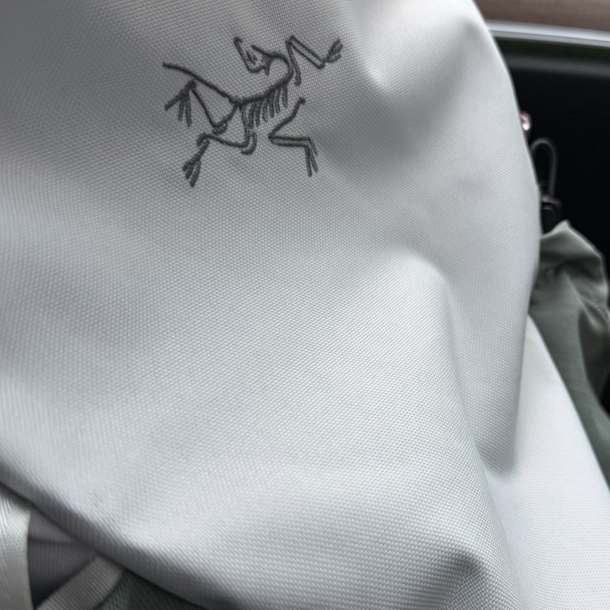 Arc'teryx Mantis 16 Backpack Solitude Void 착용 스타일
