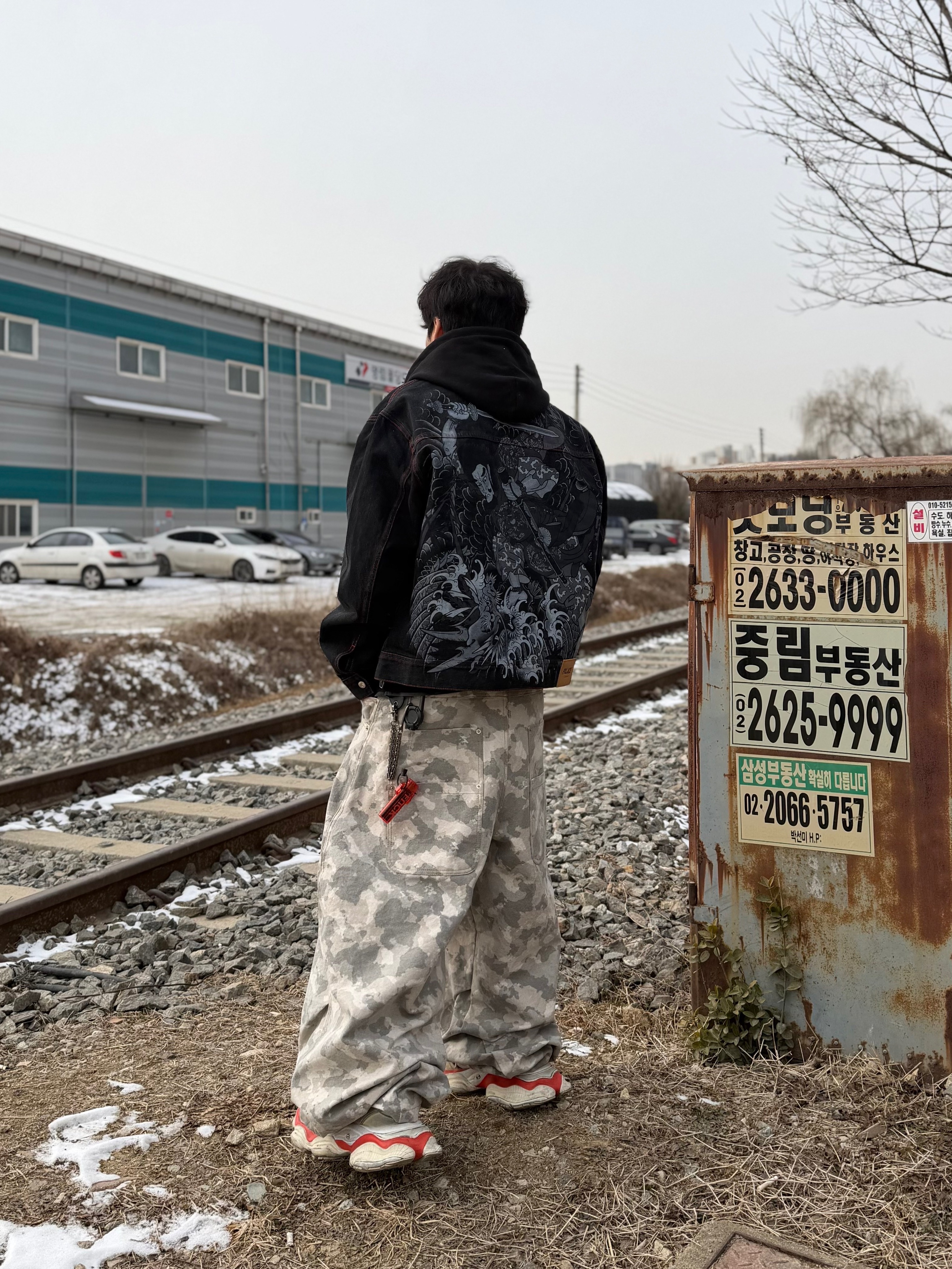 Palace Susanoo Denim Jacket Black - 25FW, Balenciaga Cargo Sneakers Beige Grey Red 착용 스타일 - 1