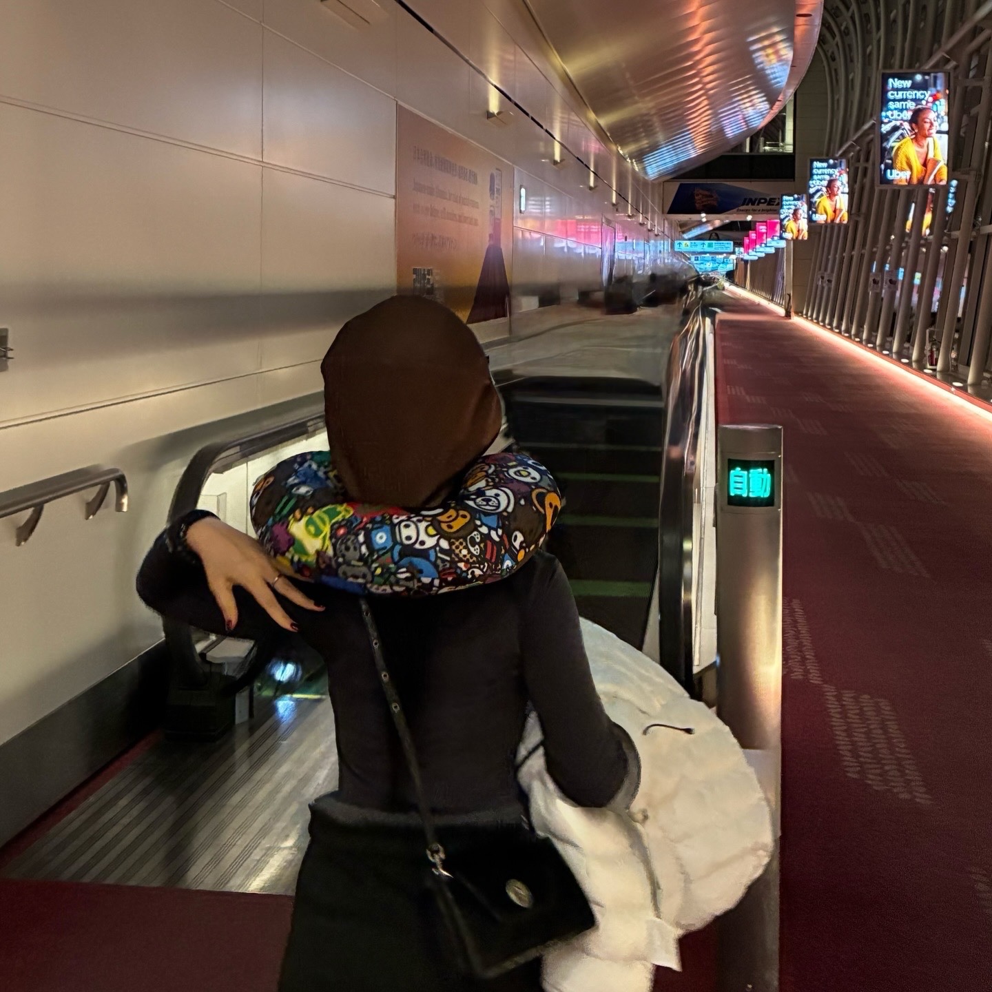 Starbucks x BAPE Baby Milo Neck Pillow 착용 스타일
