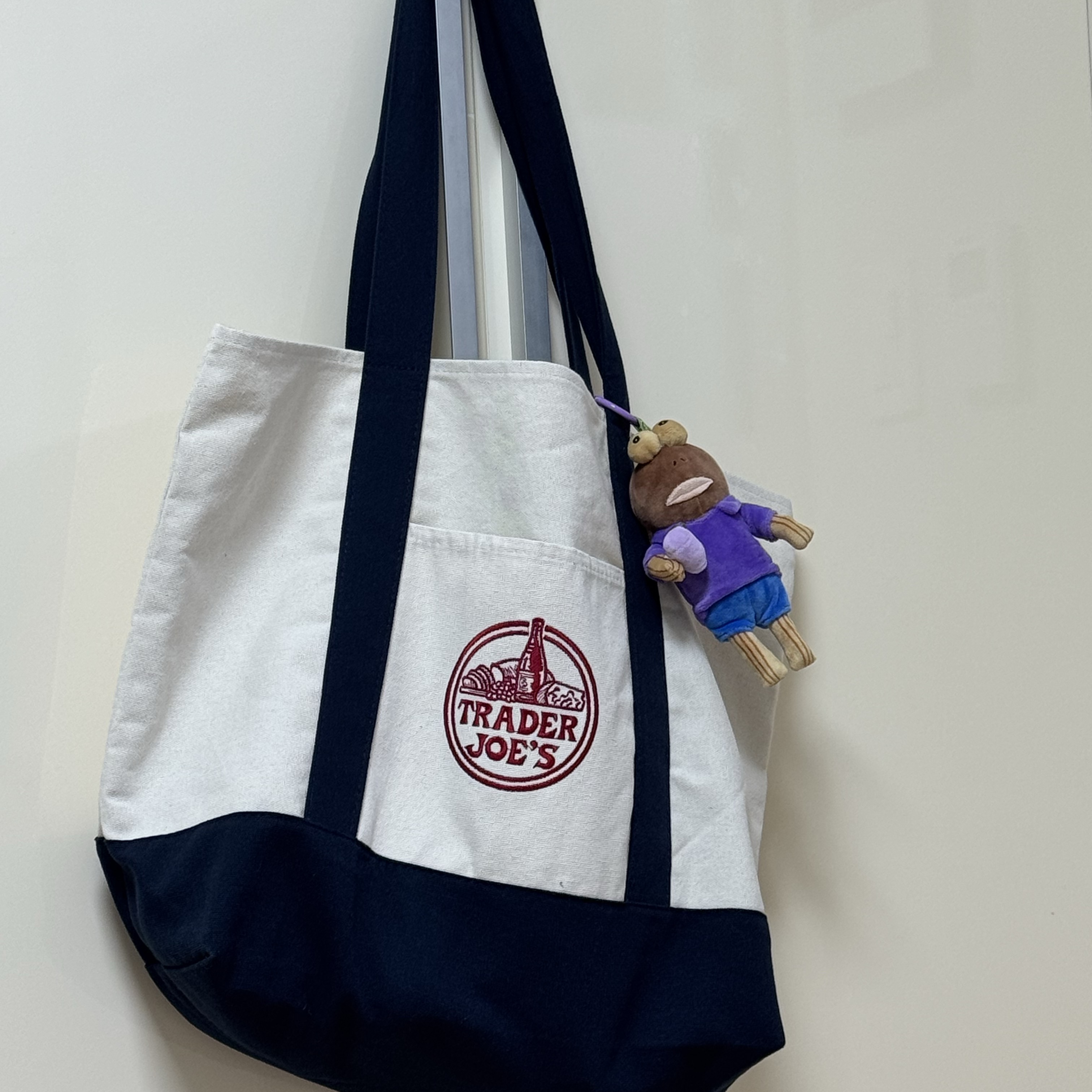 Trader Joe's Canvas Tote Bag Navy 착용 스타일