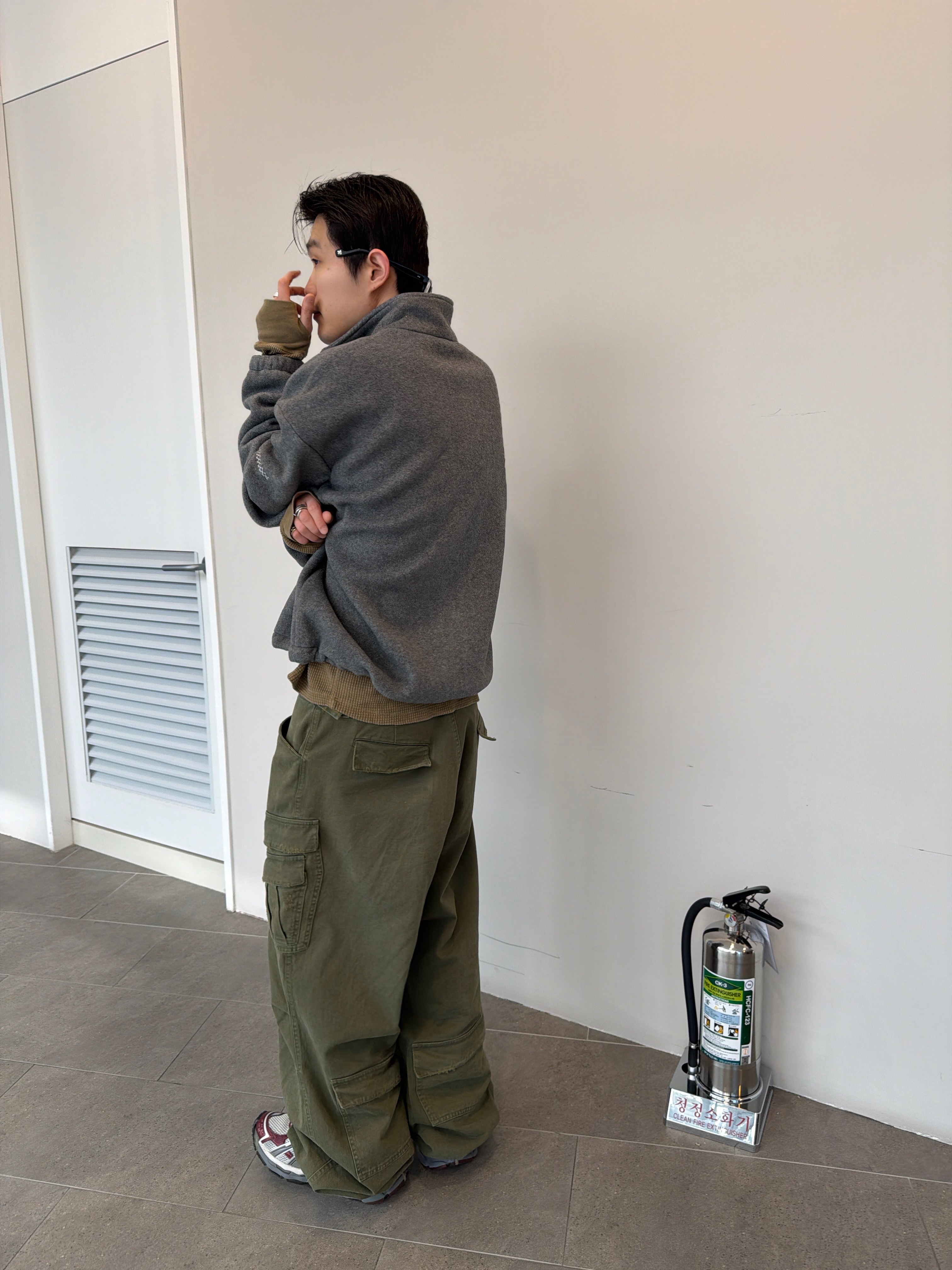Nonnod Double Pocket Cargo Pants Vintage Khaki 착용 스타일 - 2