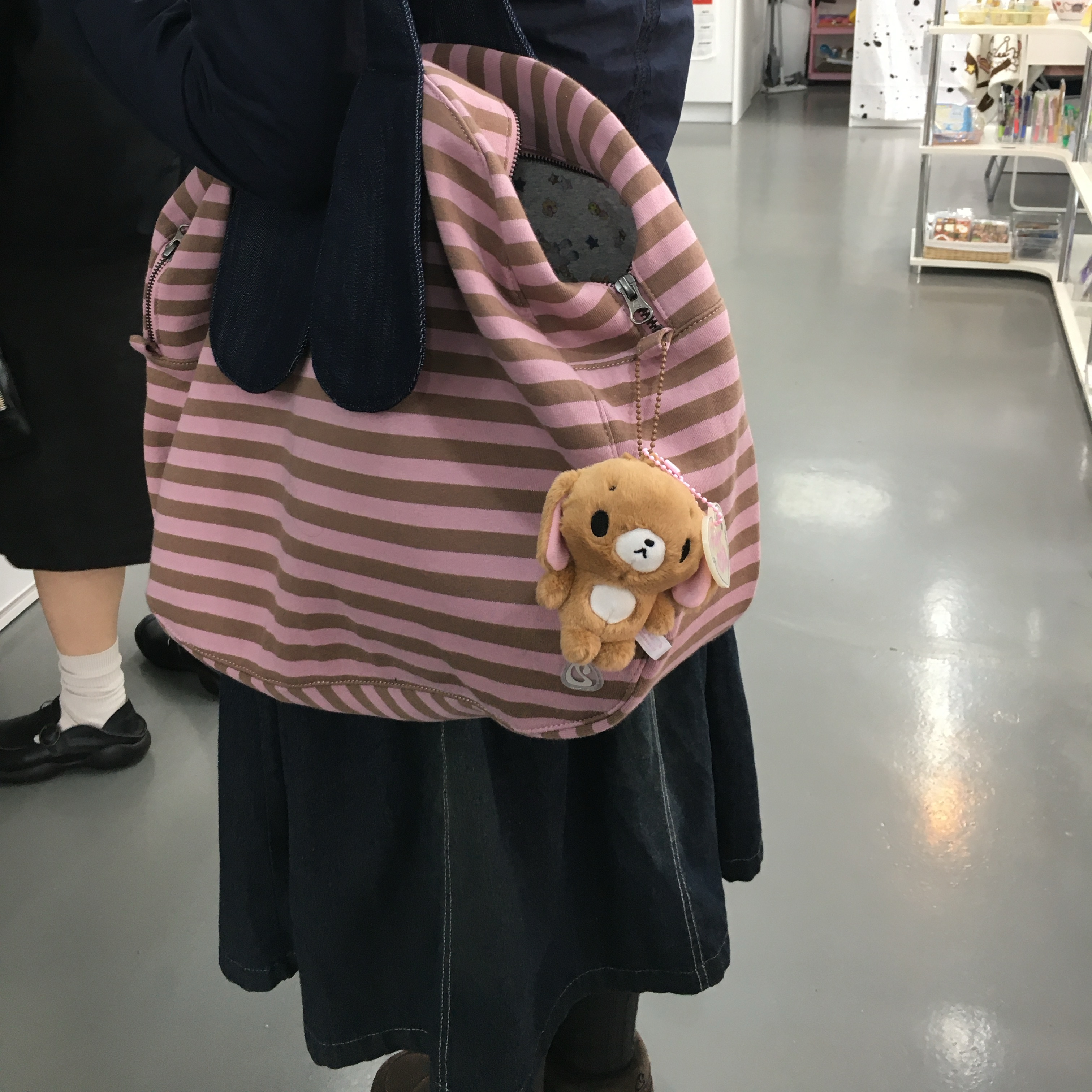 COYSEIO EMA Tiny Friends Stripe Bag Pink Beige 착용 스타일 - 1
