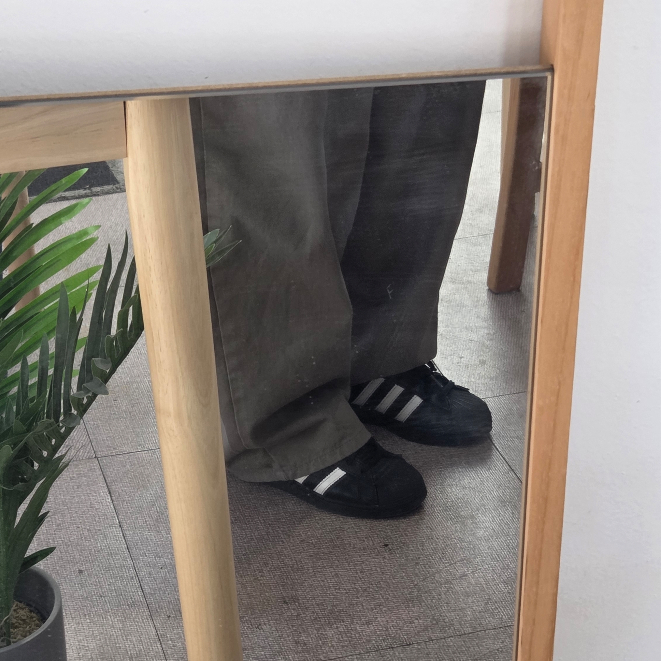 Adidas Superstar Core Black White 착용 스타일 - 2