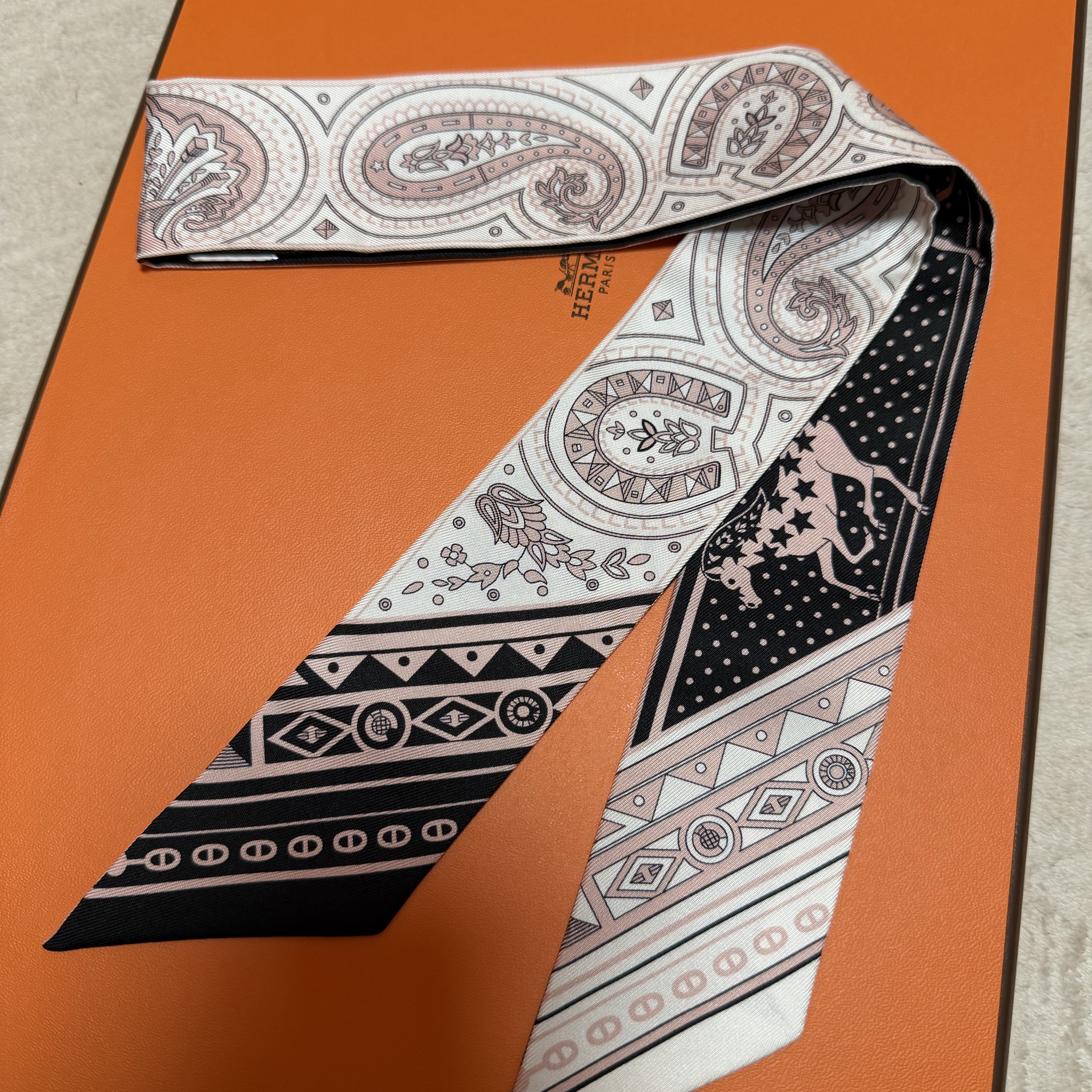 (W) Hermes Cheval De Coeur Bandana Twilly Silk & Noir Blanc Vieux Rose 착용 스타일 - 2