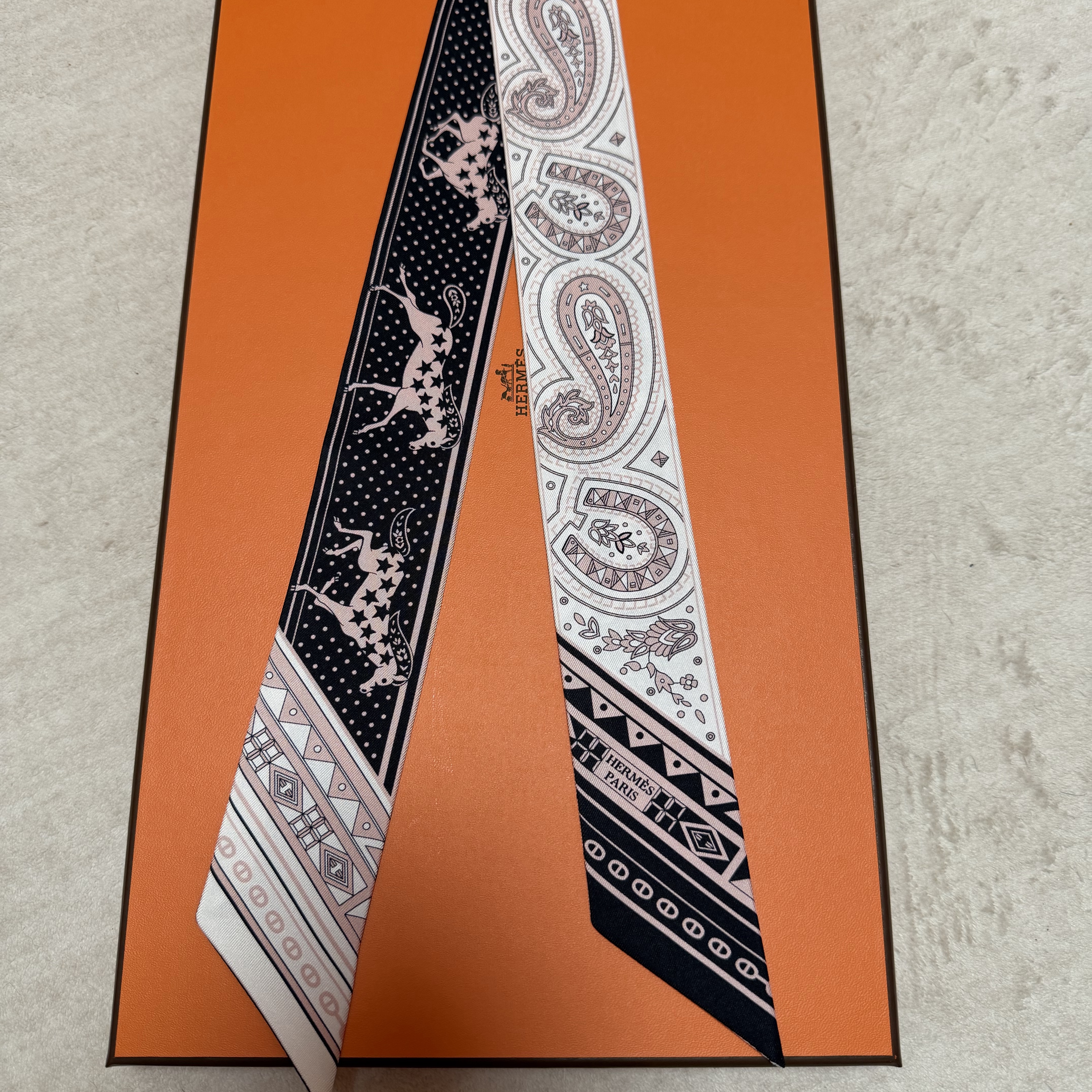 (W) Hermes Cheval De Coeur Bandana Twilly Silk & Noir Blanc Vieux Rose 착용 스타일 - 1