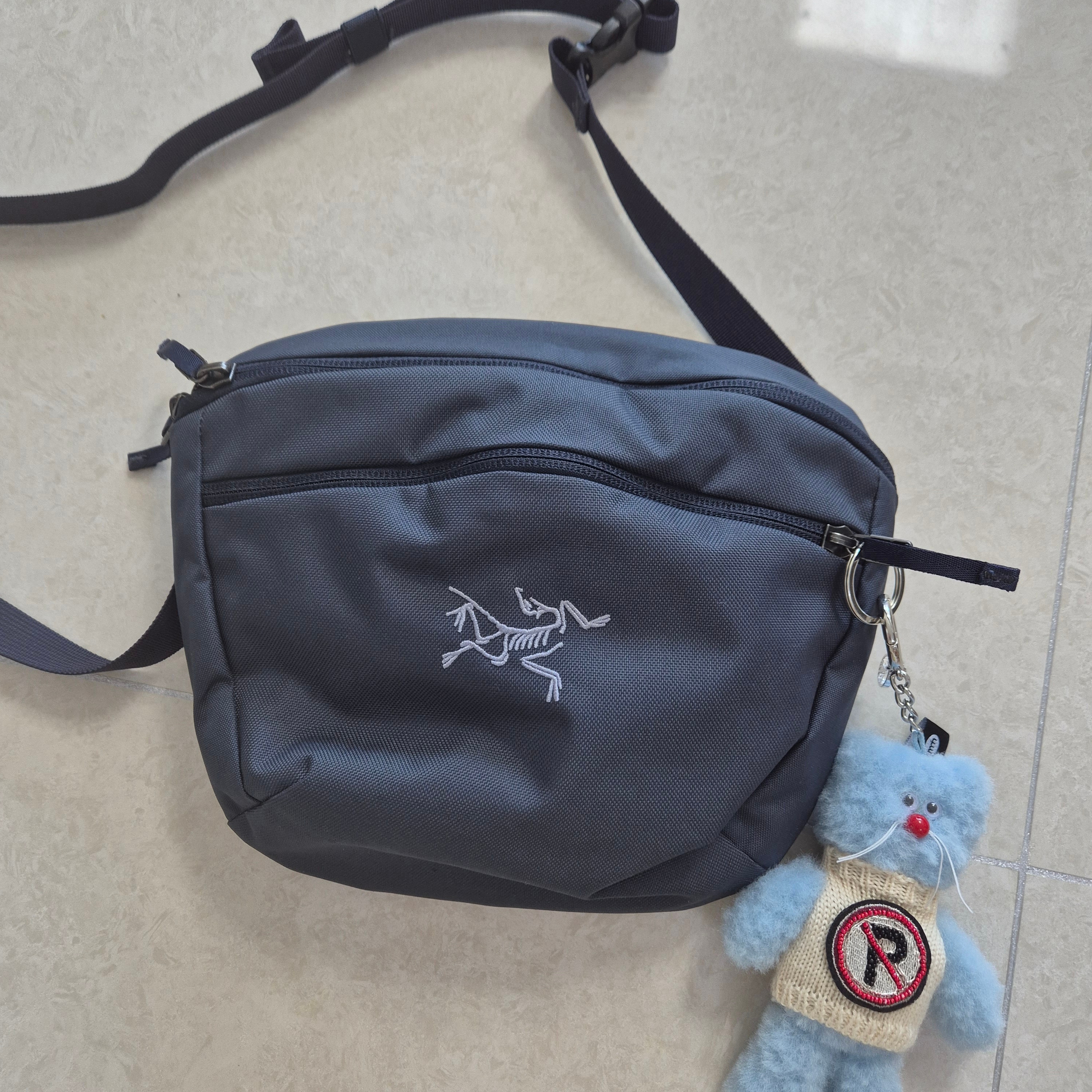 Arc'teryx Mantis 2 Waistpack Black Sapphire, Monamhee x Peaceminusone Syhee Plush Keyring 착용 스타일