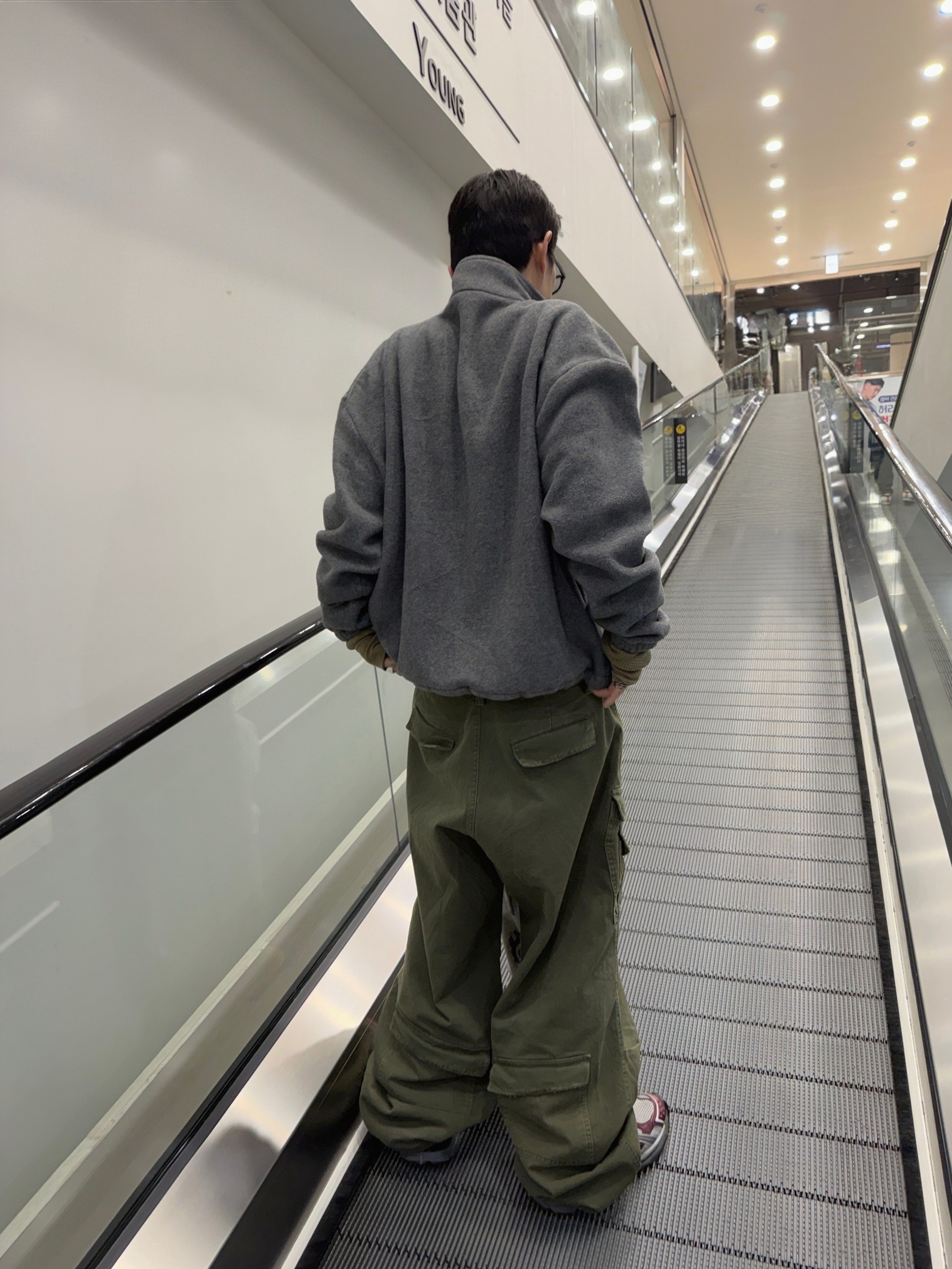 Nonnod Double Pocket Cargo Pants Vintage Khaki 착용 스타일 - 1