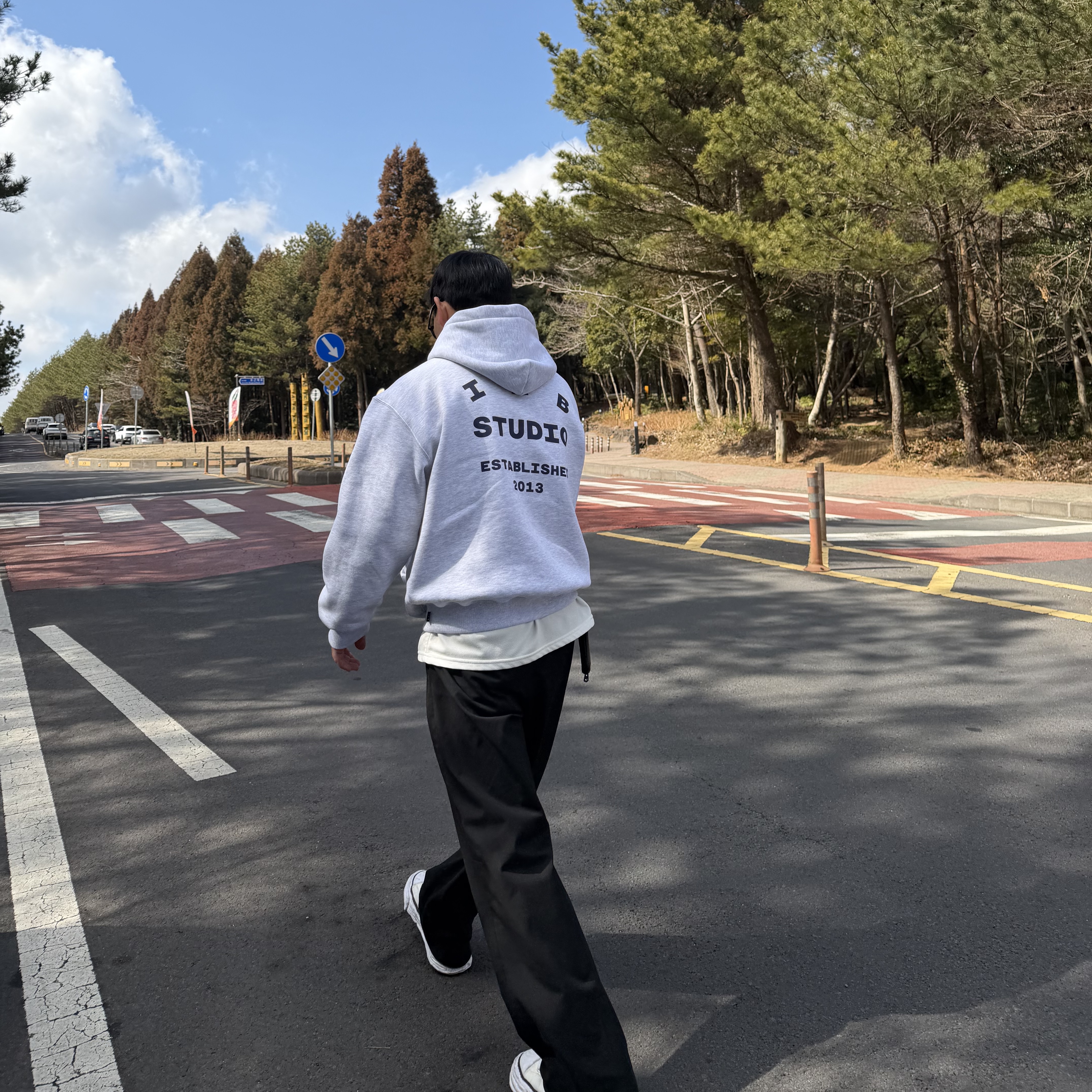 IAB Studio 25 Hoodie Light Gray Navy, Maison Mihara Yasuhiro Peterson23 OG Sole Canvas Low-top Sneakers White 착용 스타일