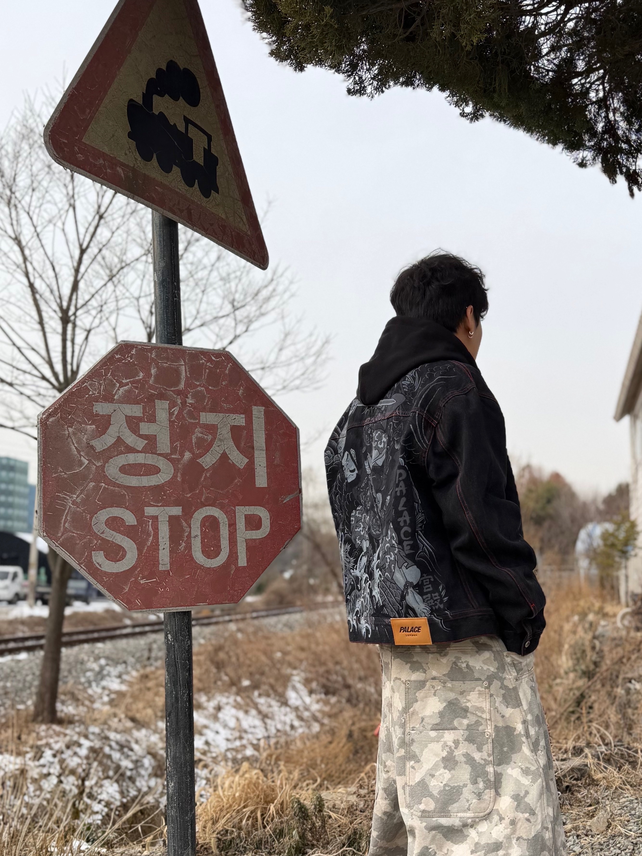 Palace Susanoo Denim Jacket Black - 25FW, Balenciaga Cargo Sneakers Beige Grey Red 착용 스타일 - 5