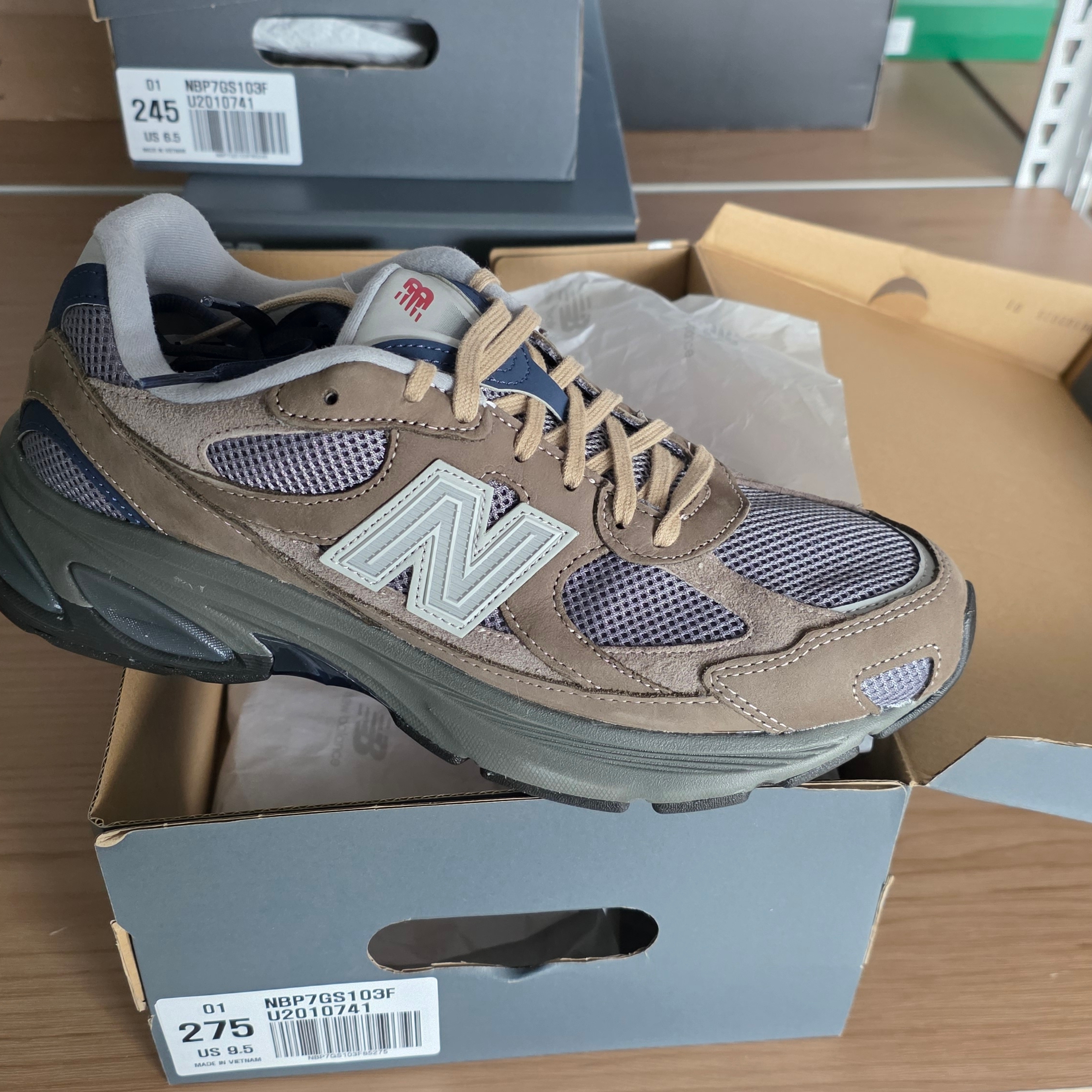 New Balance x Khakis 2010 Abzorb Shadow Brown 착용 스타일