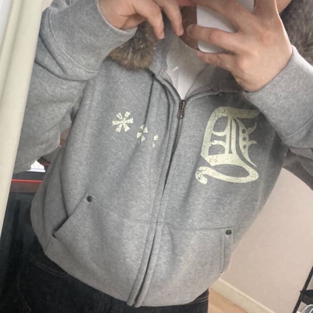 AMOU Fur Hoodie Zip Up Gray 착용 스타일 - 3