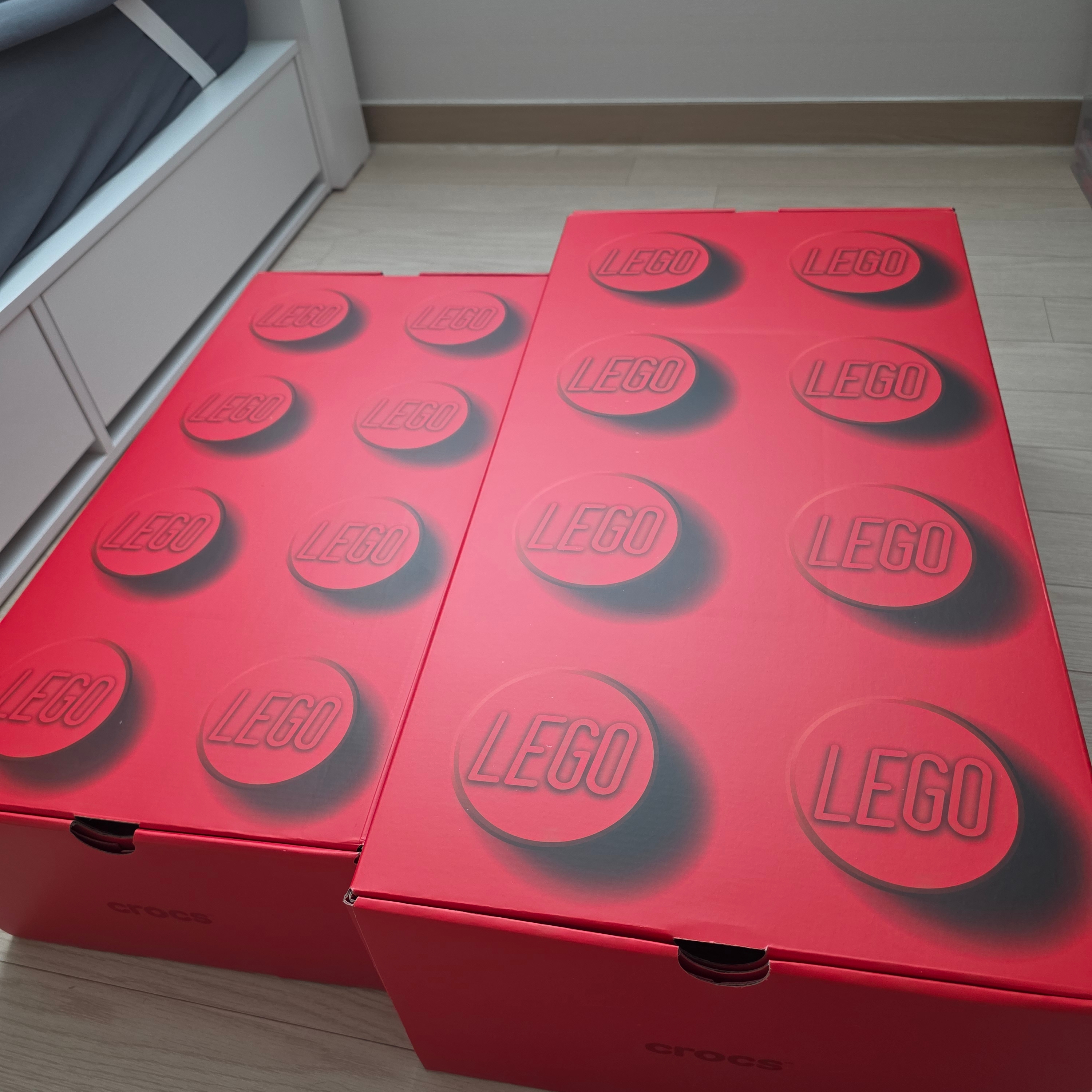 Lego x Crocs Brick Clog Bright Red 착용 스타일 - 1