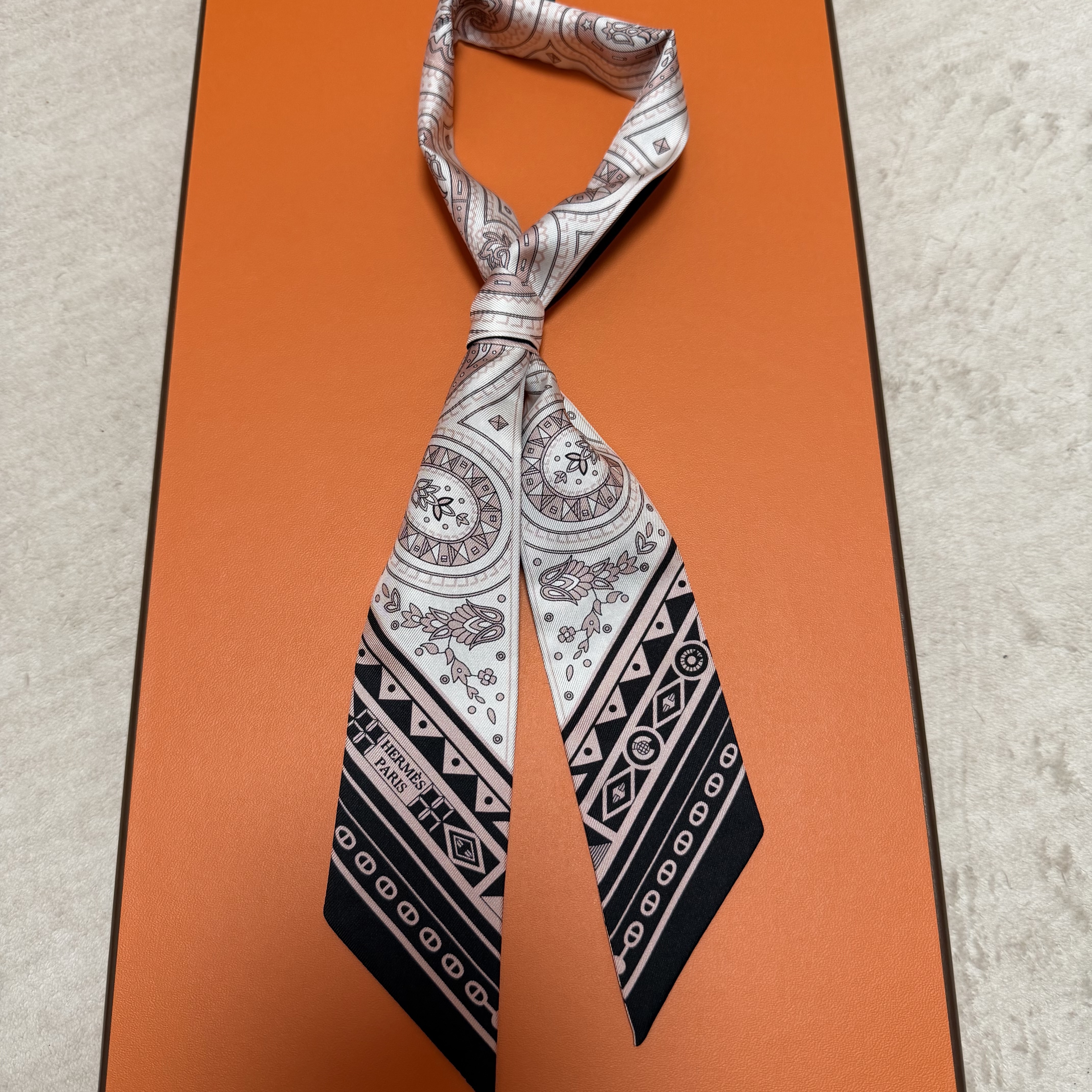 (W) Hermes Cheval De Coeur Bandana Twilly Silk & Noir Blanc Vieux Rose 착용 스타일 - 3