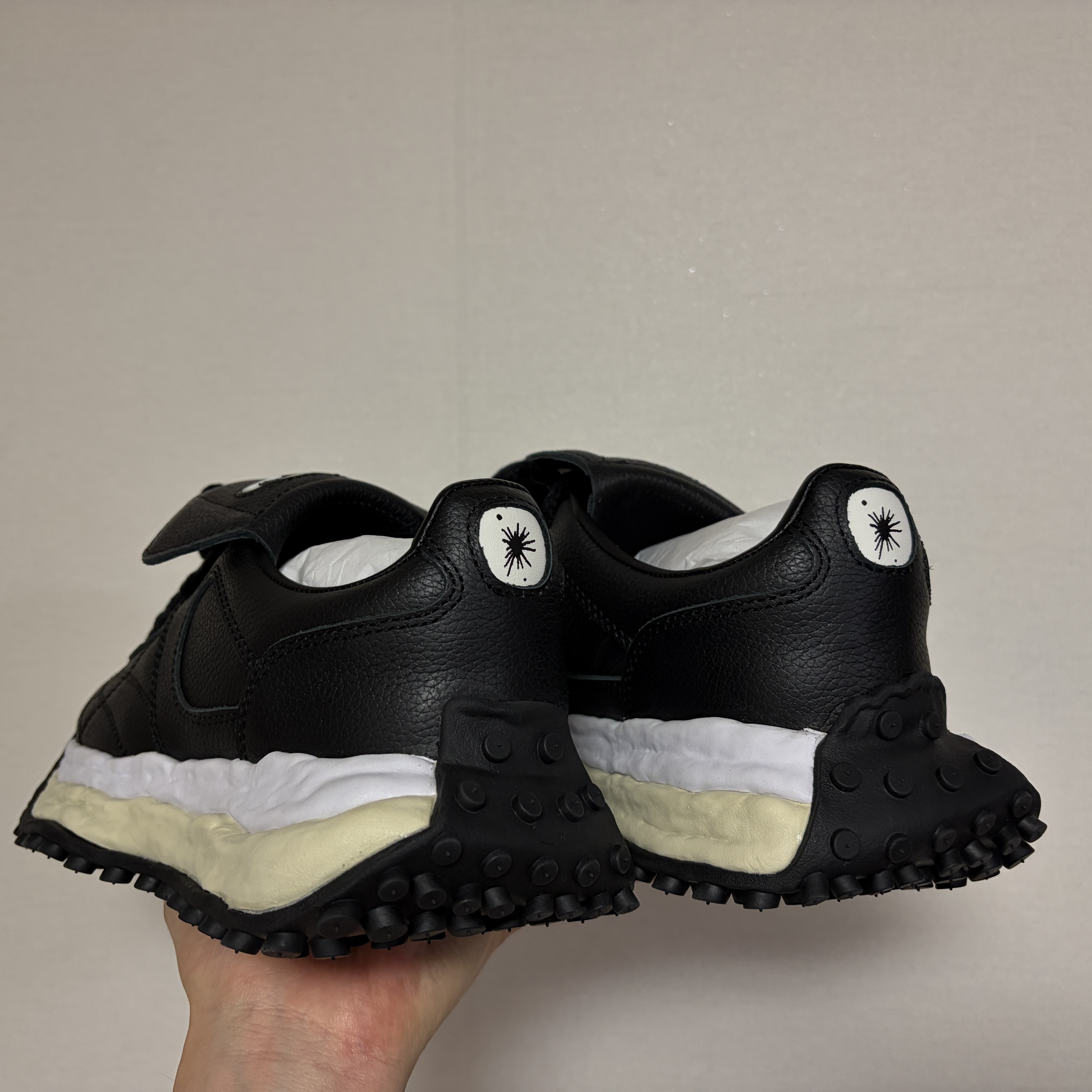 Maison Mihara Yasuhiro Scott OG Sole Leather Low-top Sneakers Black 착용 스타일 - 3