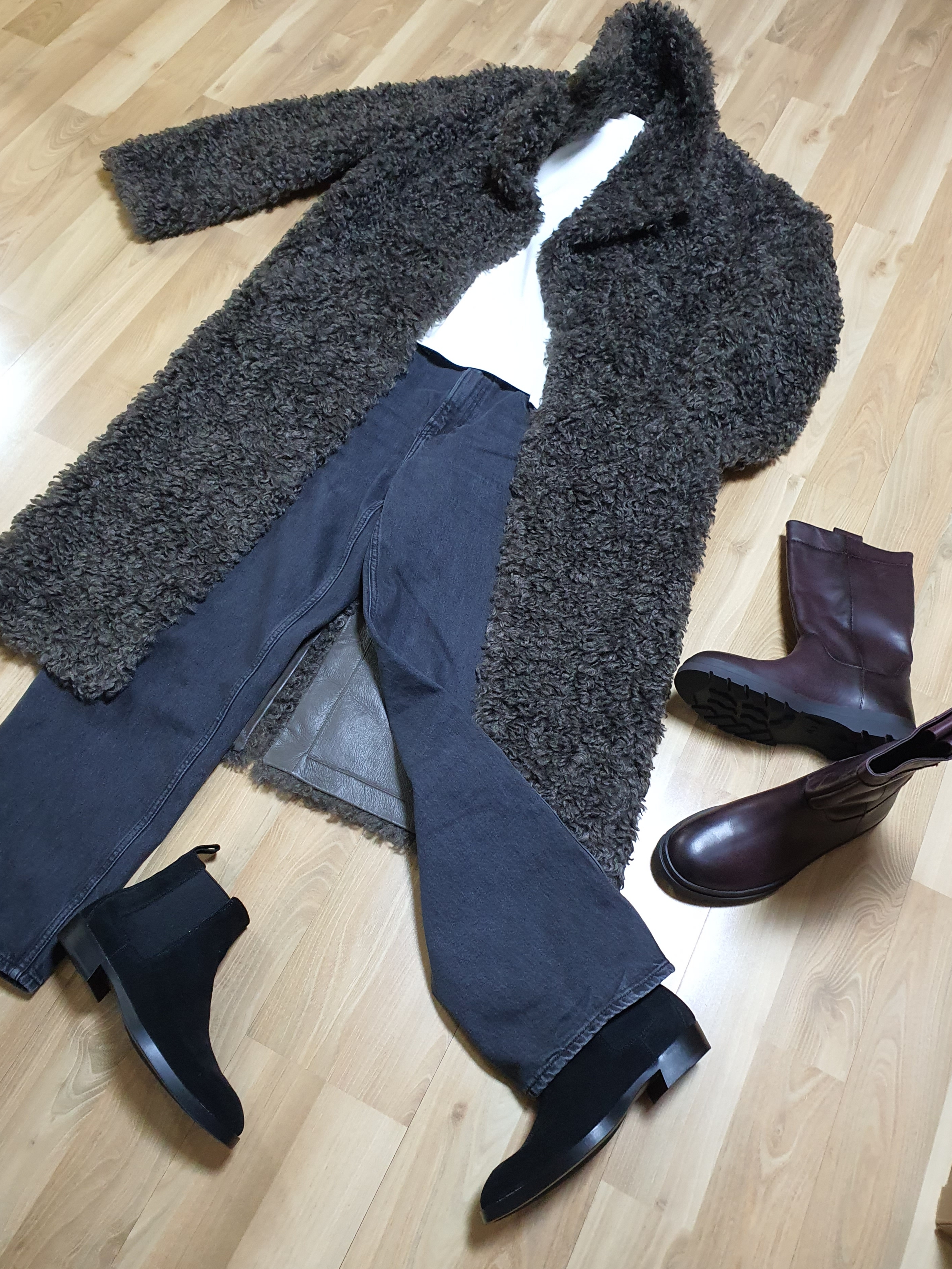 Uniqlo x JW Anderson Straight Jeans Tall Gray, Saint Laurent Wyatt Chelsea Boots in Suede Black 착용 스타일 - 3