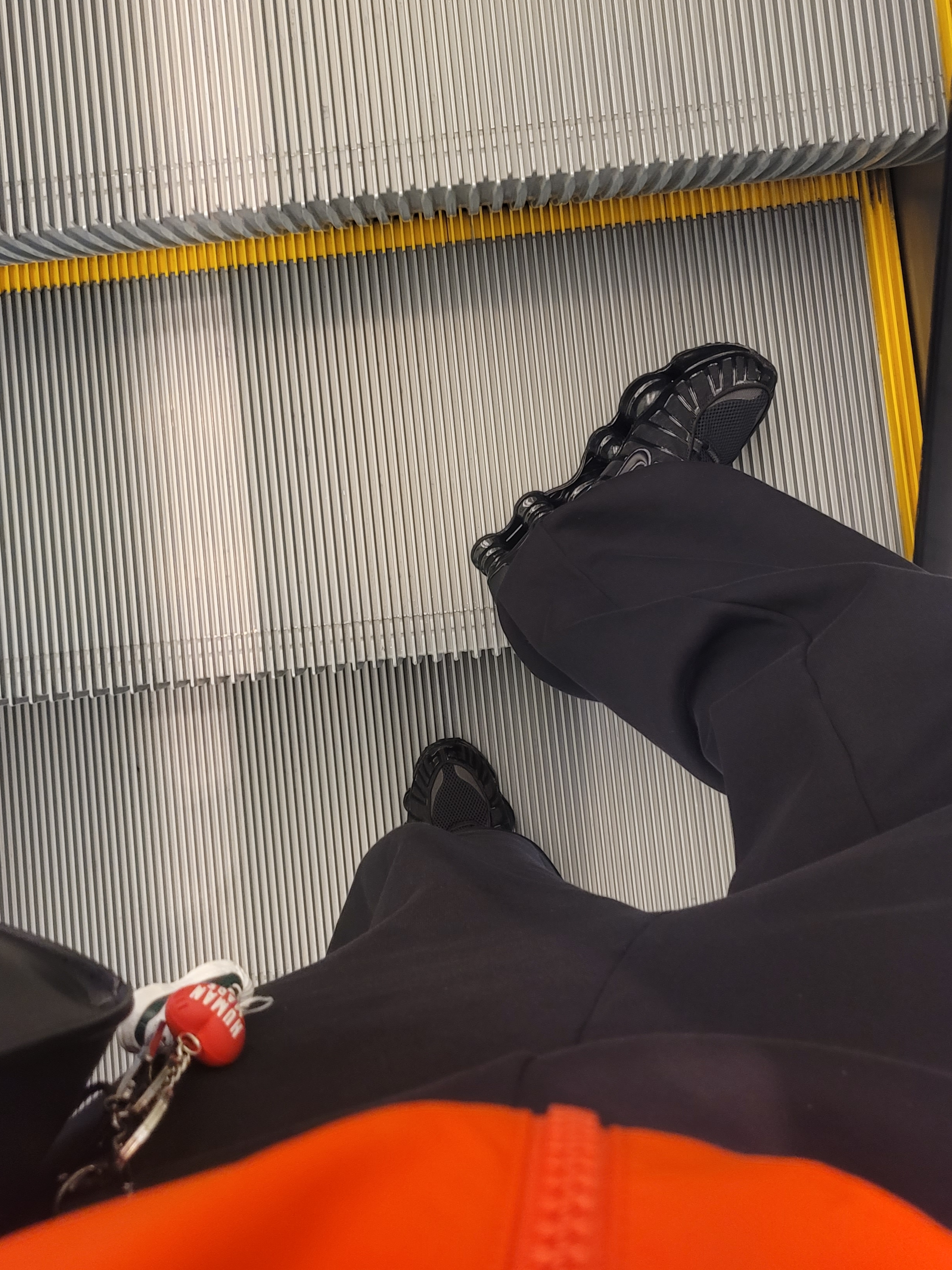 Nike Shox TL Black Metallic Hematite 착용 스타일