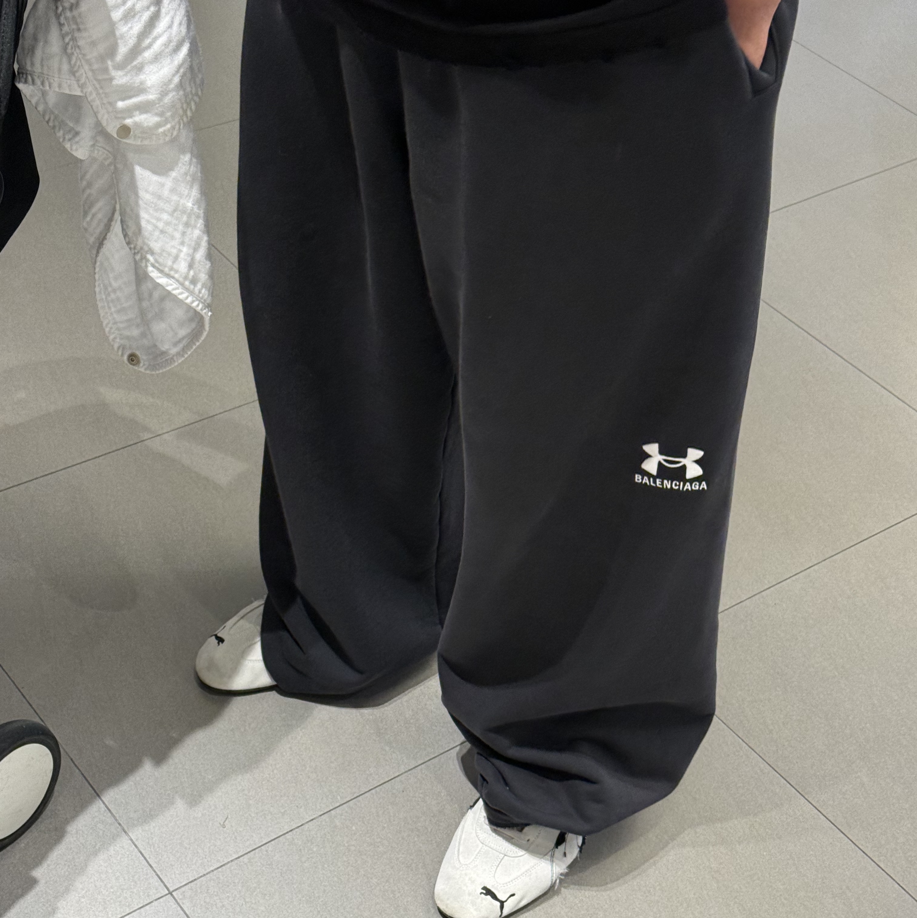 Balenciaga x Under Armour Baggy Sweatpants Black White, Converse x Drkshdw Turbodrk Chuck 70 Hi Black 착용 스타일 - 2