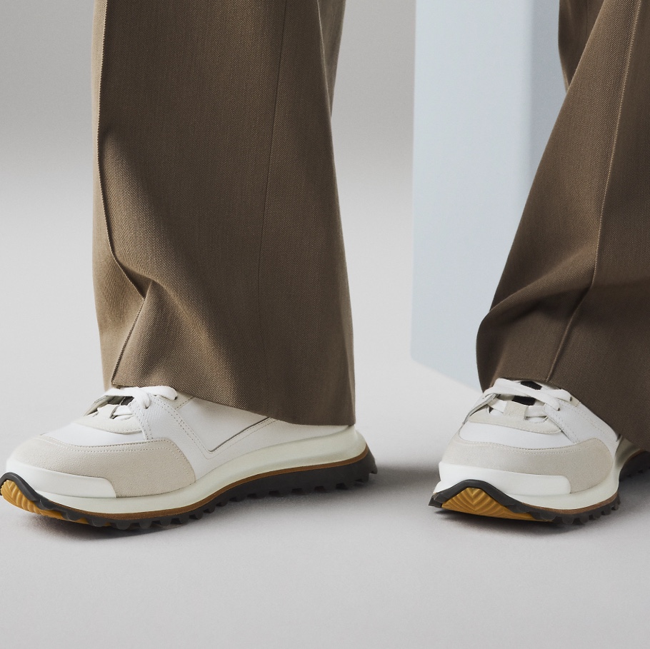 Hermes Leader Sneakers Epsom Suede Goatskin & Blanc 착용 스타일 - 2