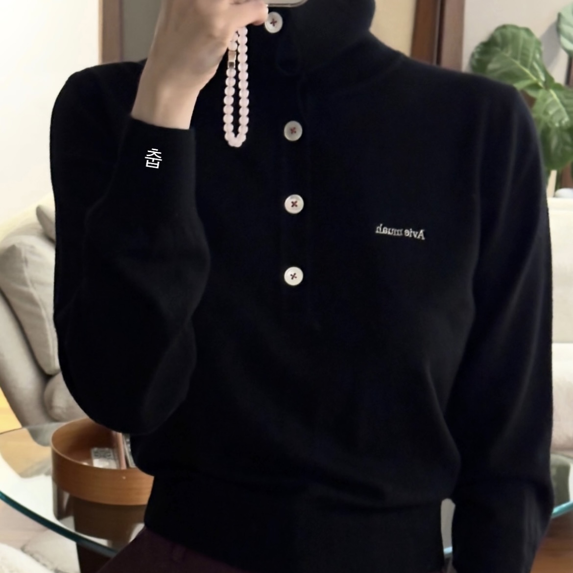 (W) Aviemuah Merino Wool Buttoned Turtleneck Sweater Black 착용 스타일