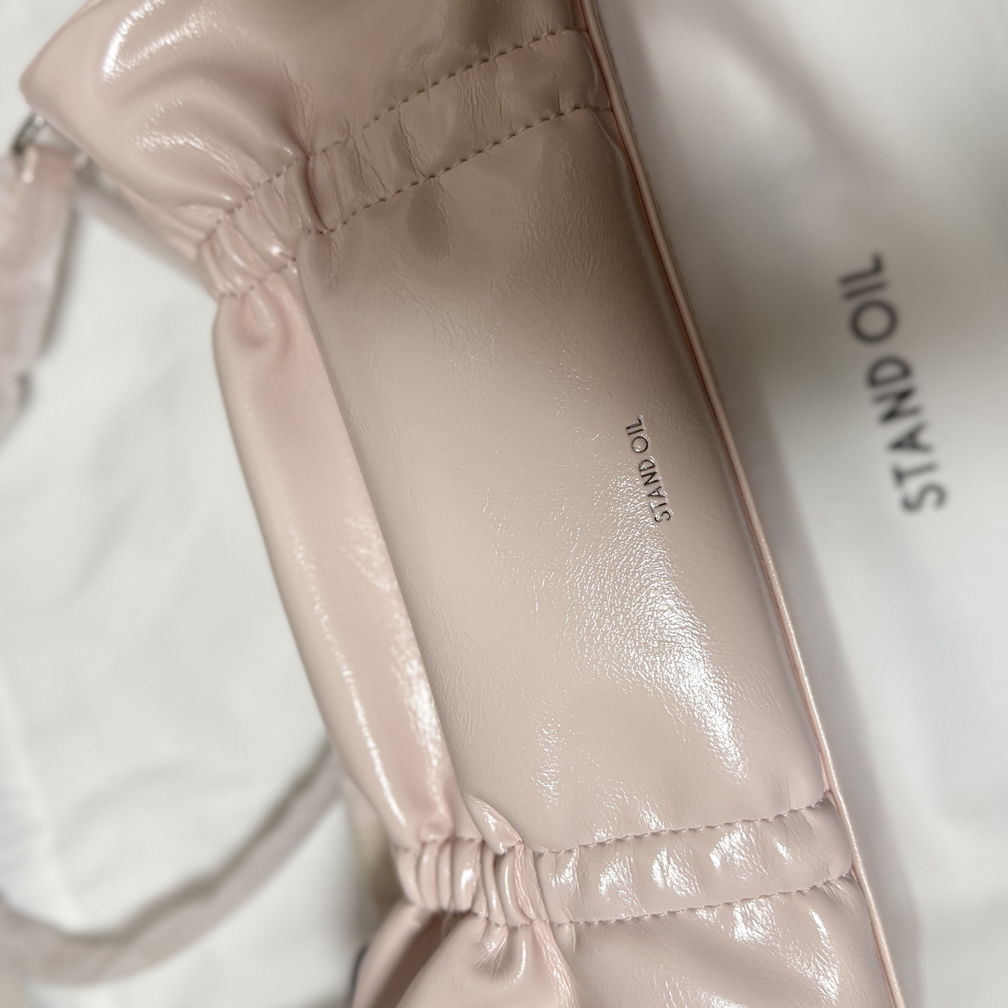 Stand Oil Pleats Bag Baby Pink 착용 스타일 - 2
