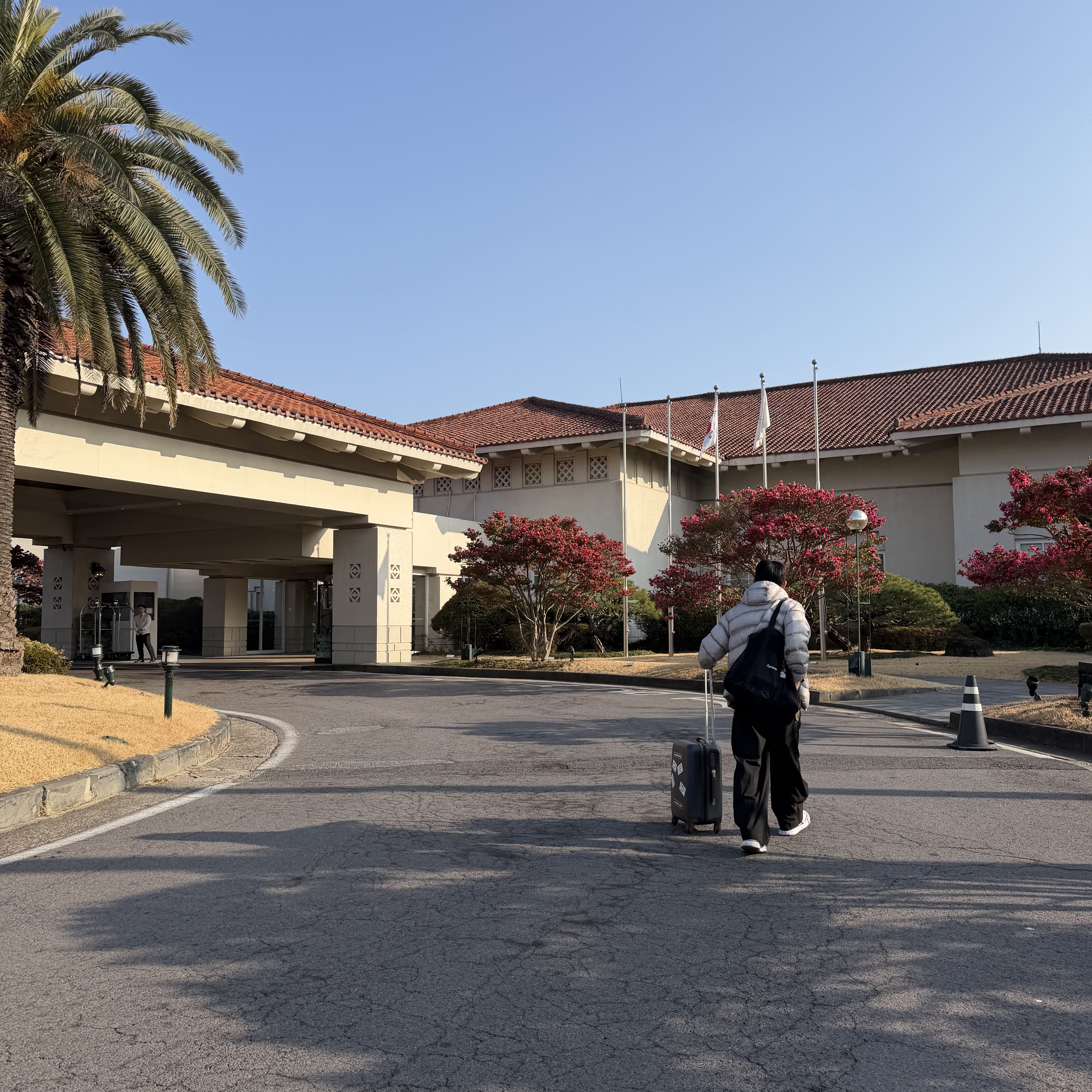 Supreme Mesh Tote Bag Black - 25SS, Salomon UNI Cross Insulation Jacket Light Grey 착용 스타일