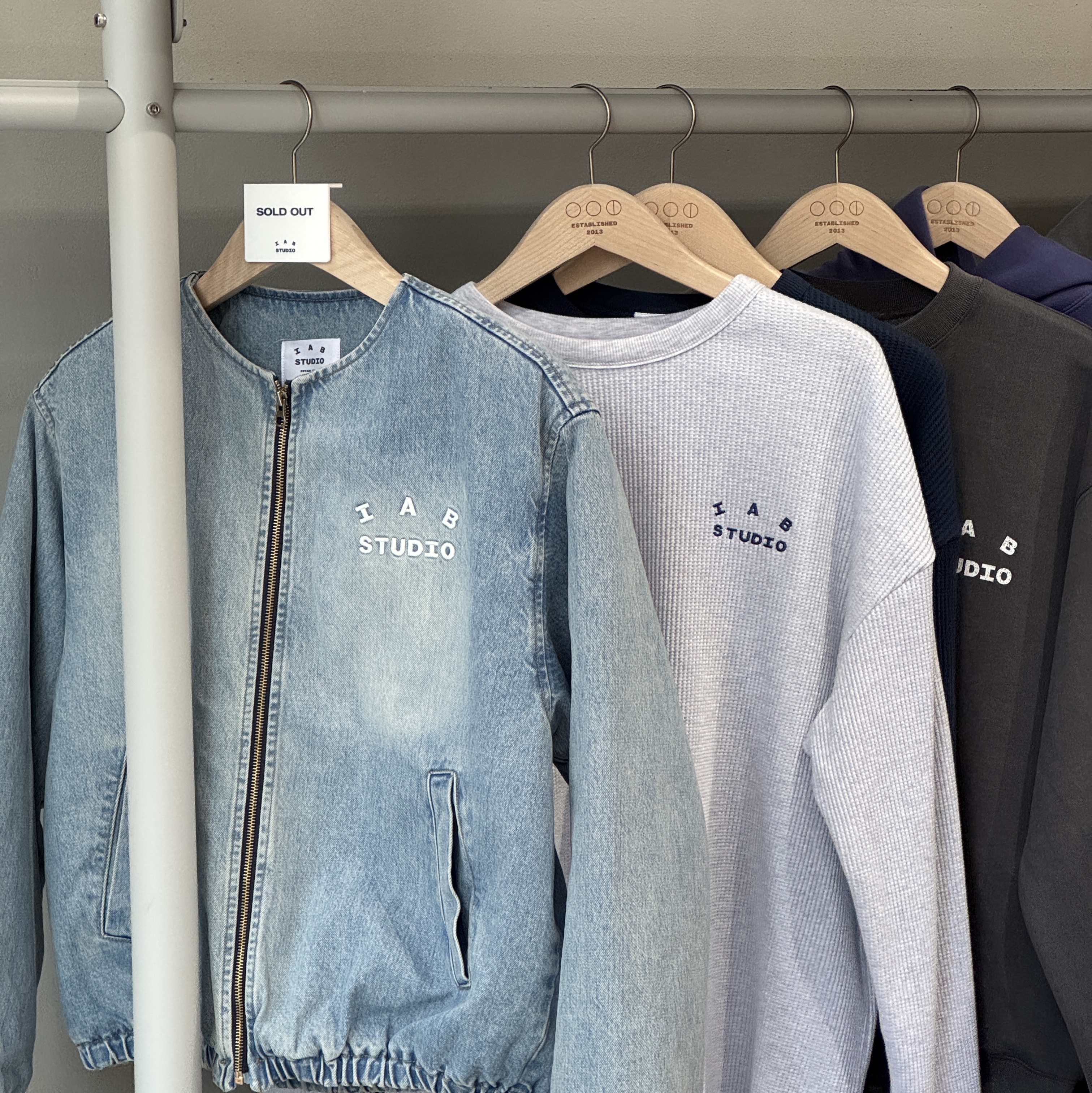 IAB Studio IAB Denim Bomber Jacket Blue, IAB Studio IAB Waffle Long Sleeve Light Gray 착용 스타일