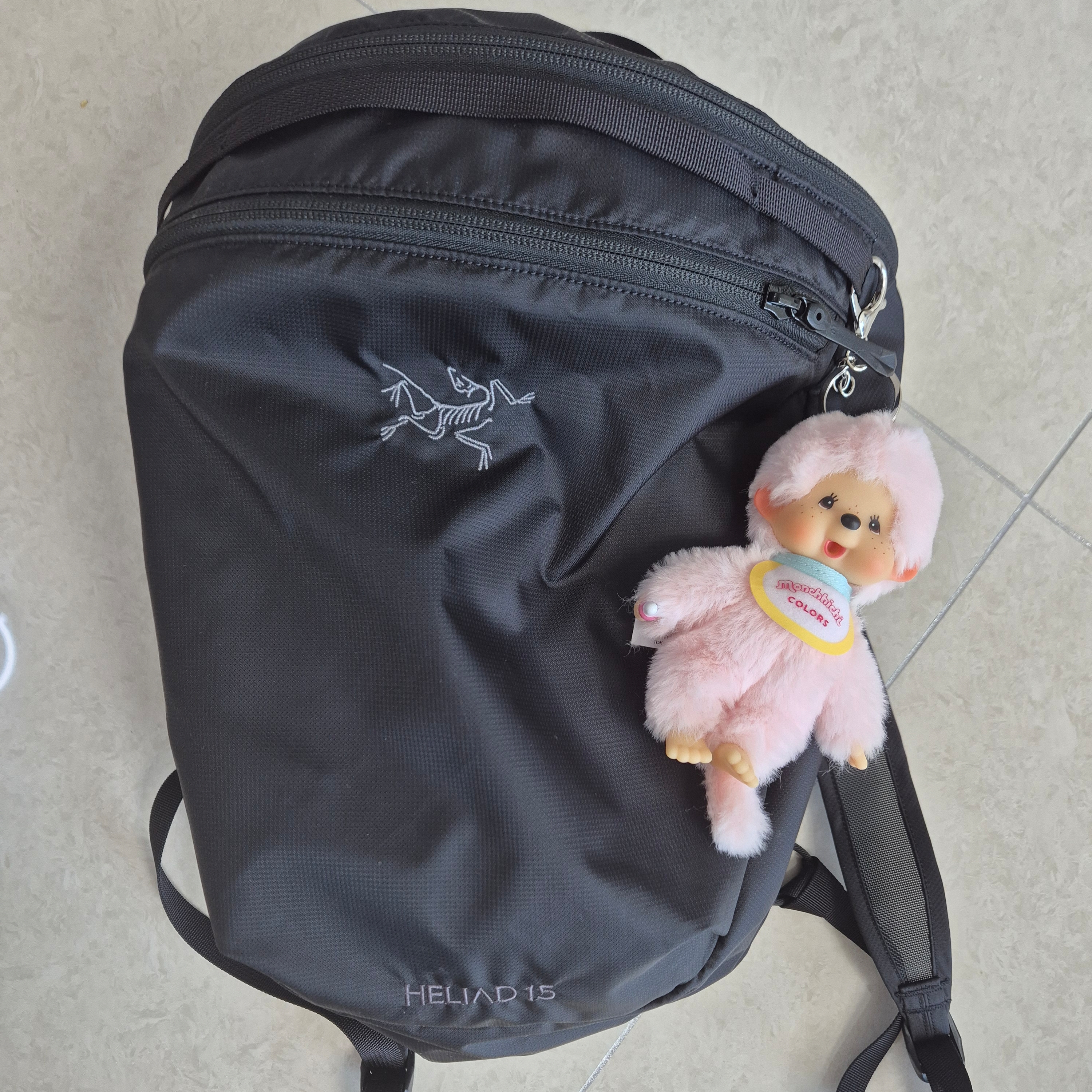 Arc'teryx Heliad 15 Backpack Black, Monchhichi COLORS Keychain Pink 착용 스타일