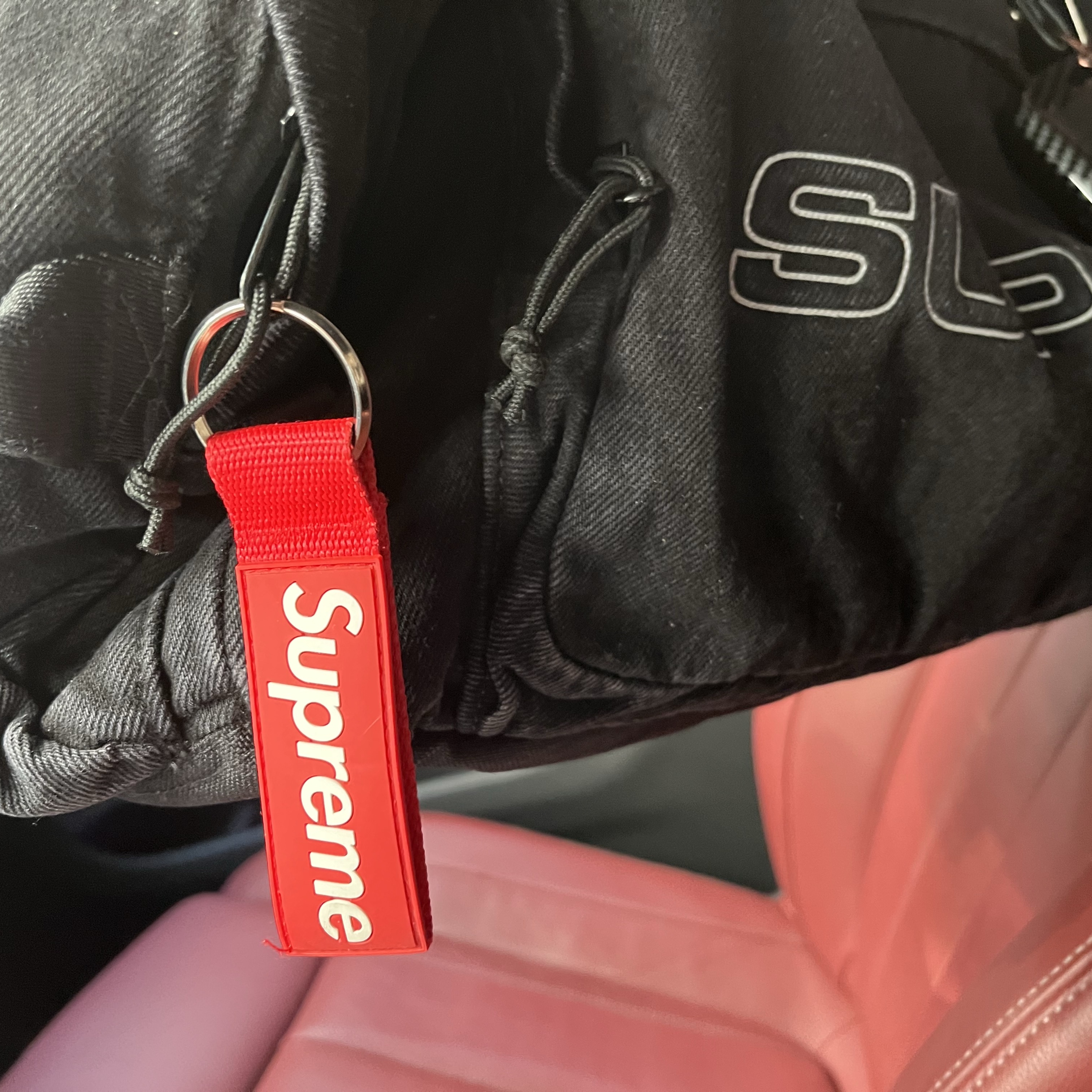 Supreme Webbing Keychain Red - 23SS 착용 스타일