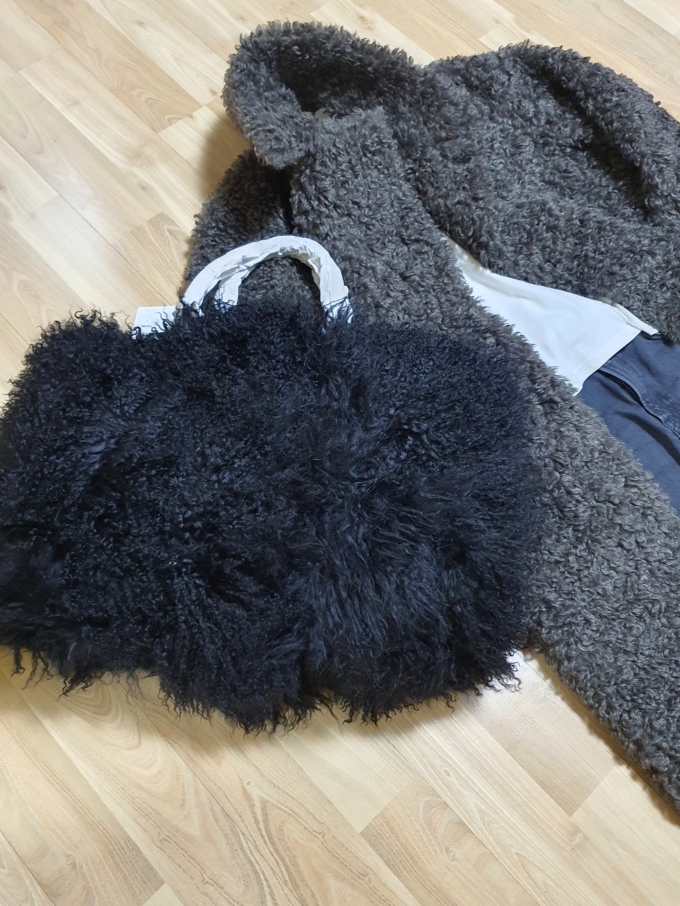 Uniqlo x JW Anderson Straight Jeans Tall Gray, Saint Laurent Wyatt Chelsea Boots in Suede Black 착용 스타일 - 4