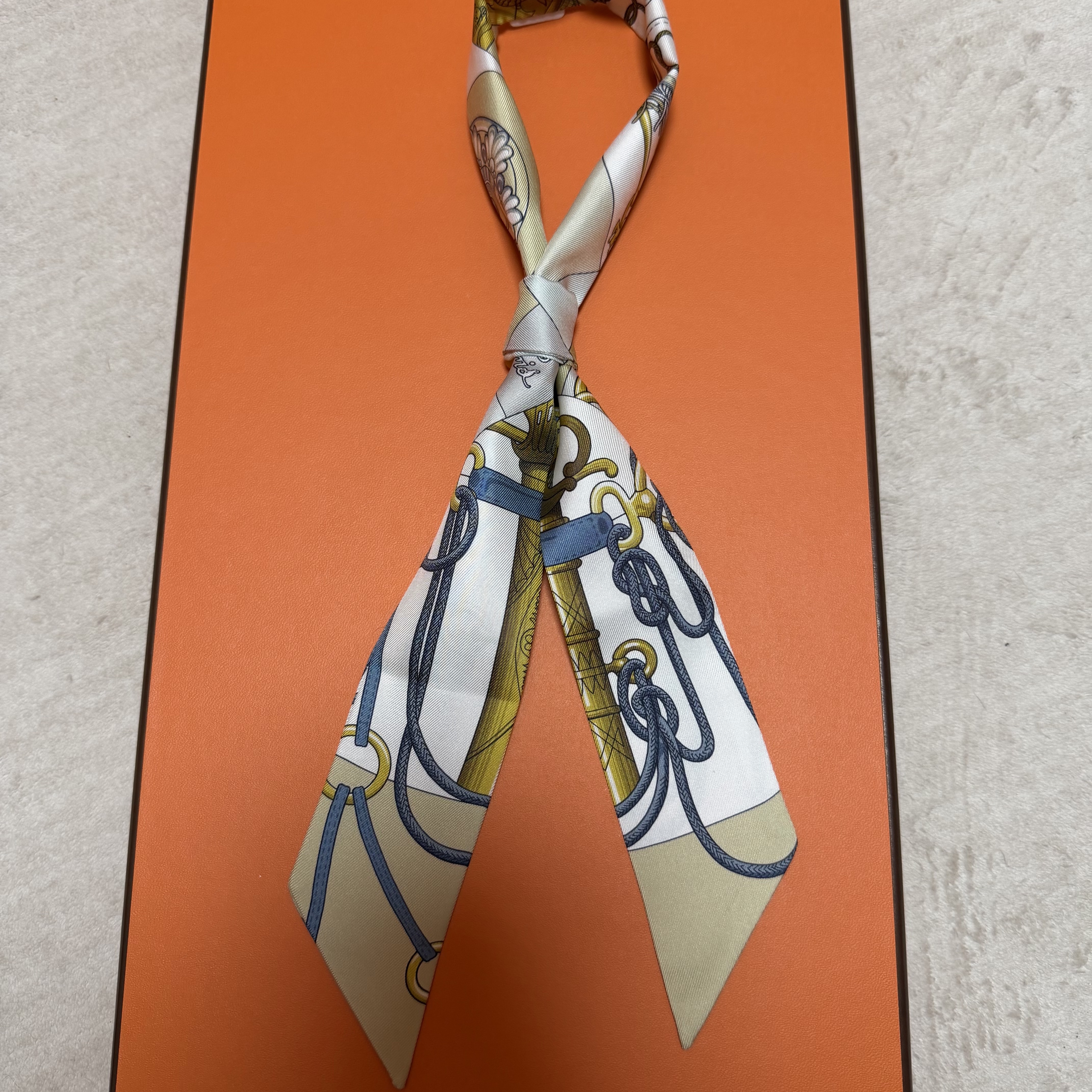 Hermes Cliquetis Twilly Silk & Blanc Jaune Clair Dore 착용 스타일 - 2