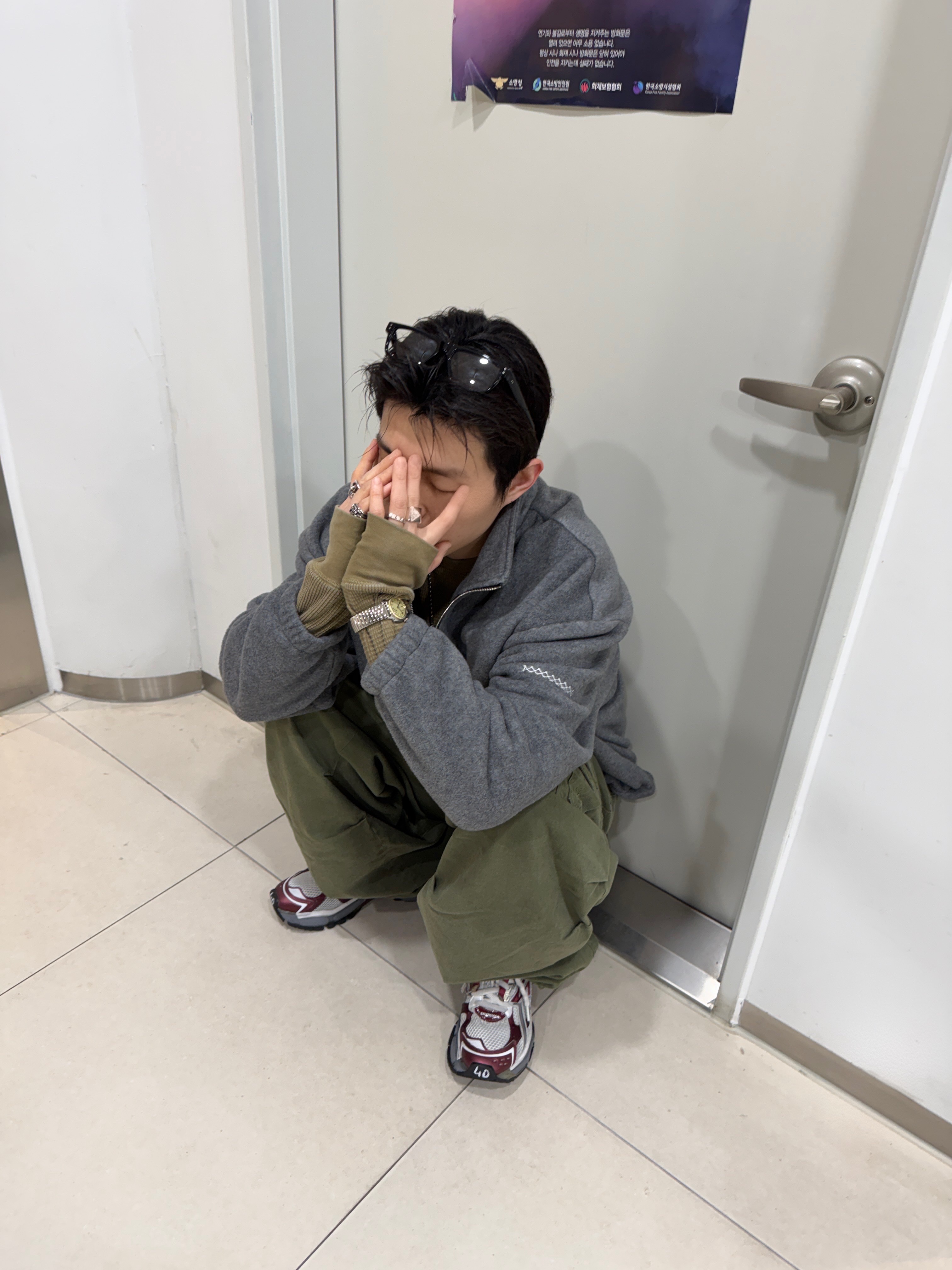 Nonnod Double Pocket Cargo Pants Vintage Khaki 착용 스타일 - 3