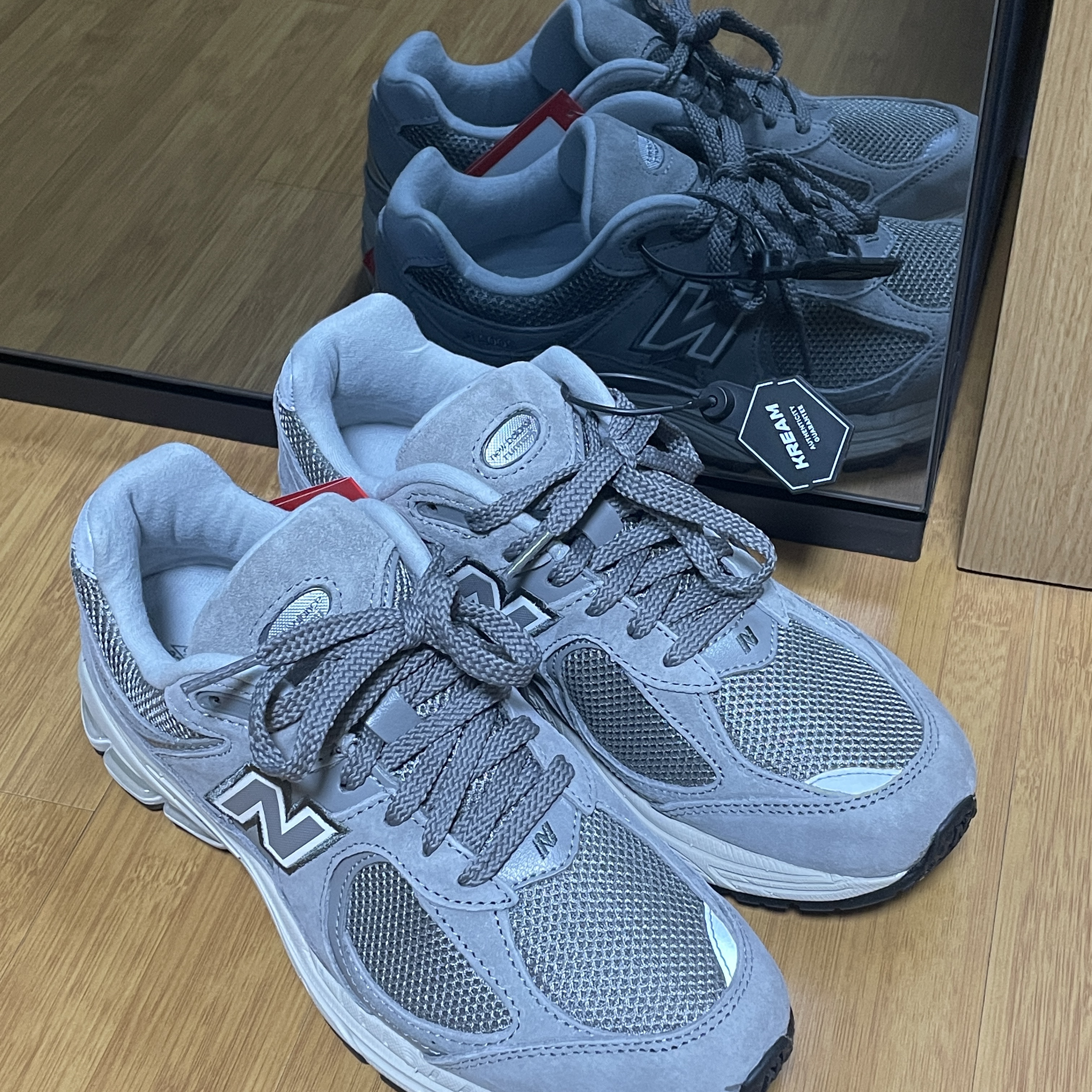 New Balance 2002R Grey 착용 스타일
