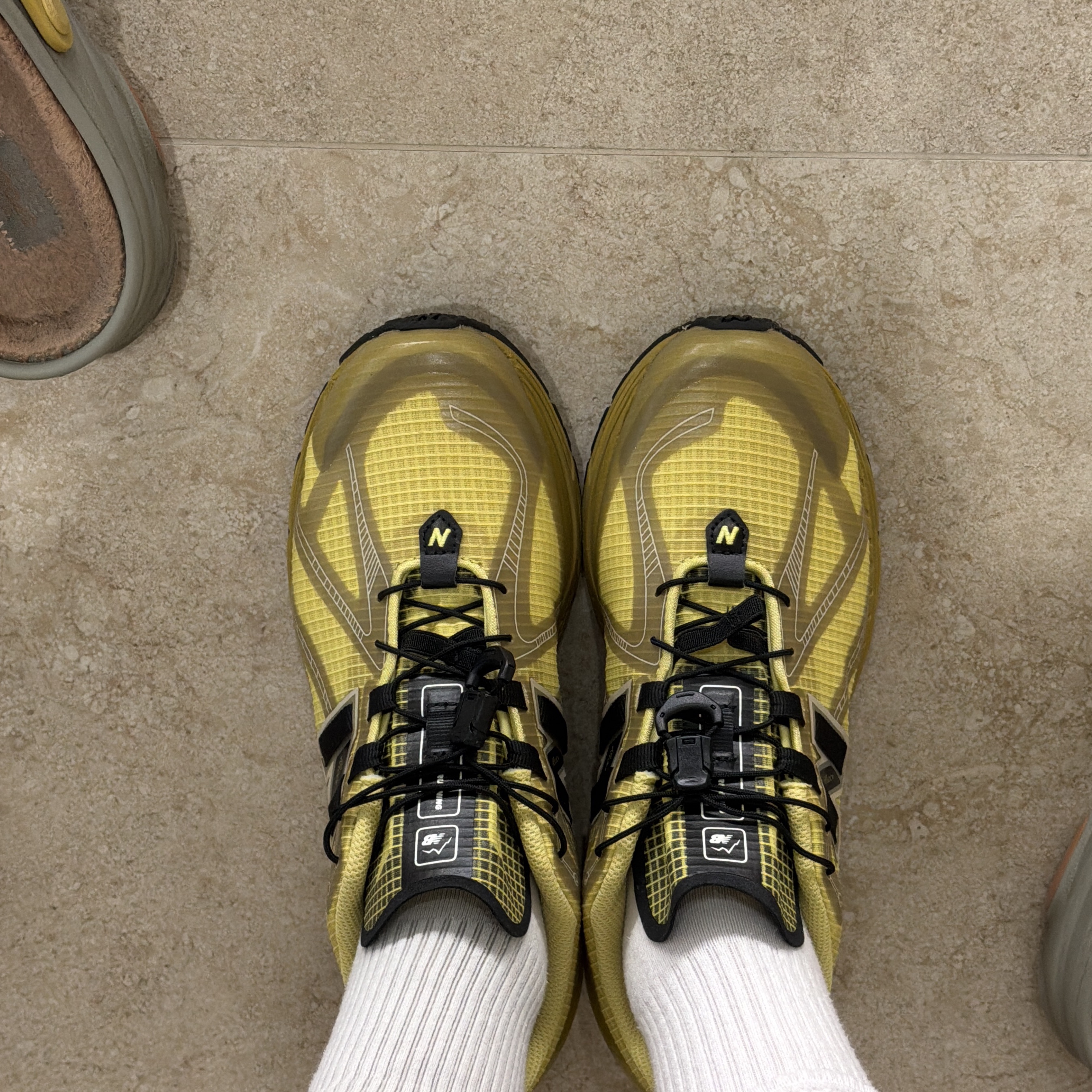 New Balance x Cayl 1906R Yellow 착용 스타일
