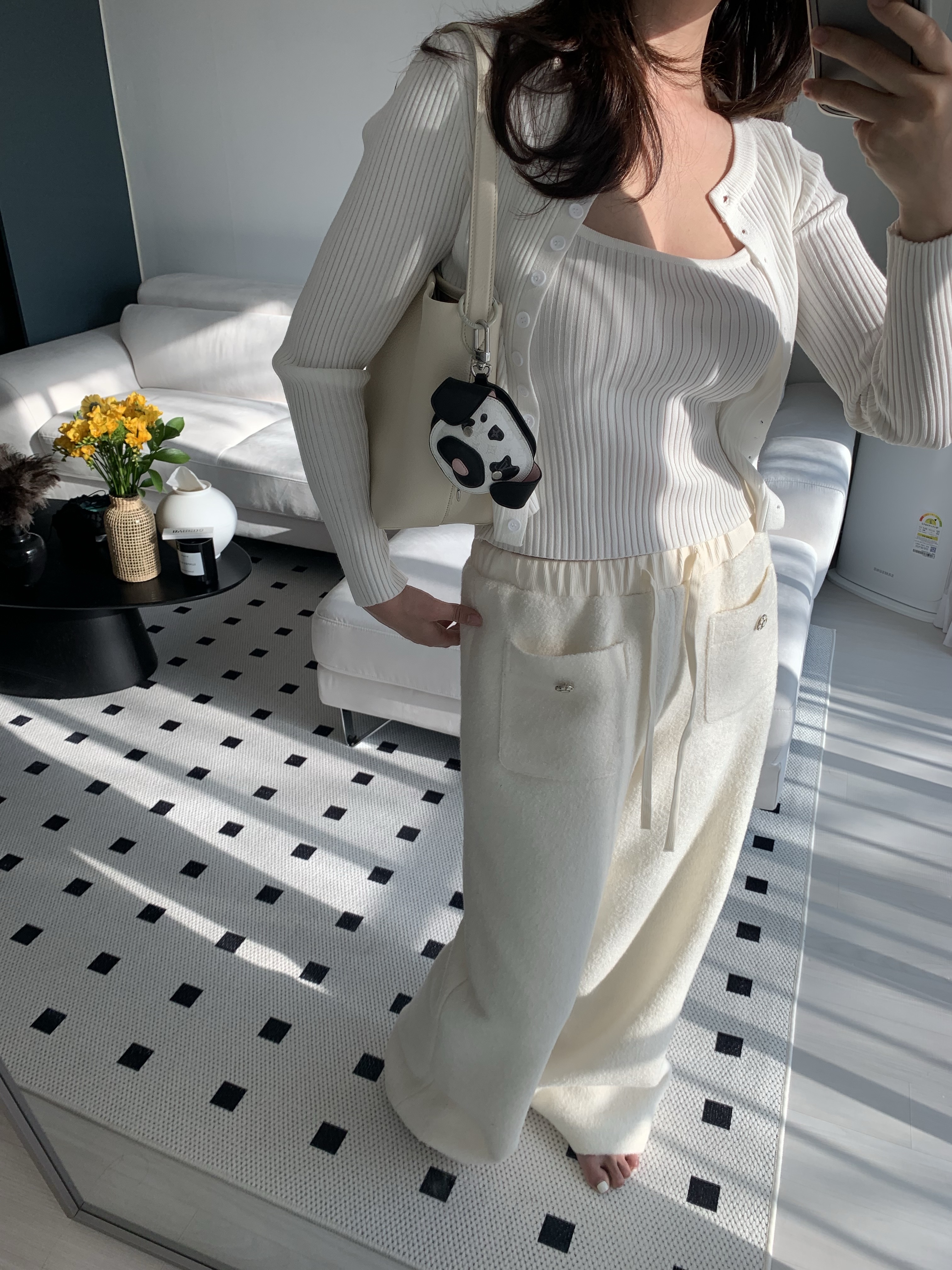The Row Small N/S Park Tote in Polished Calfskin Leather Ivory 착용 스타일 - 1