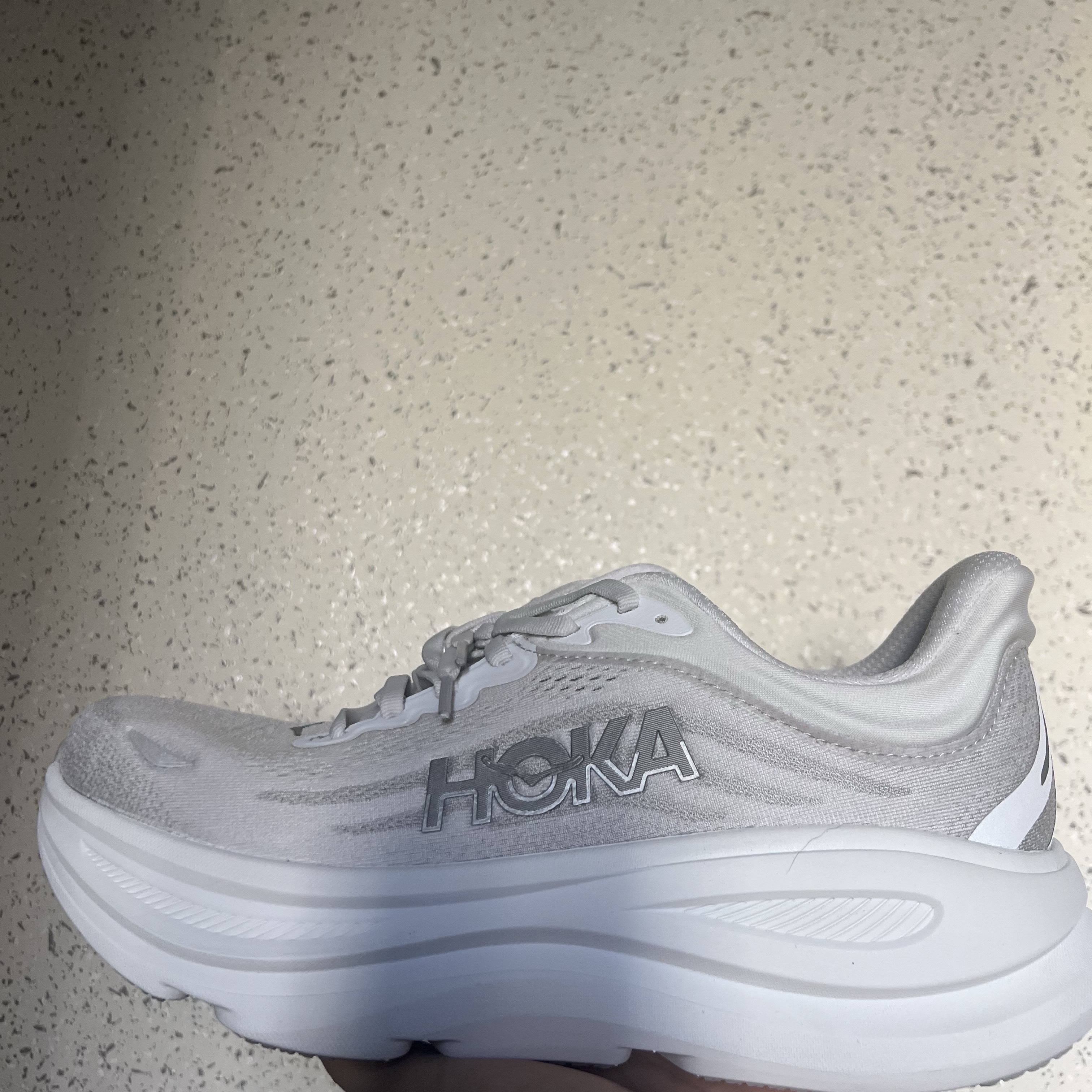 (W) Hoka Bondi 9 Stardust Silver - Wide 착용 스타일 - 1