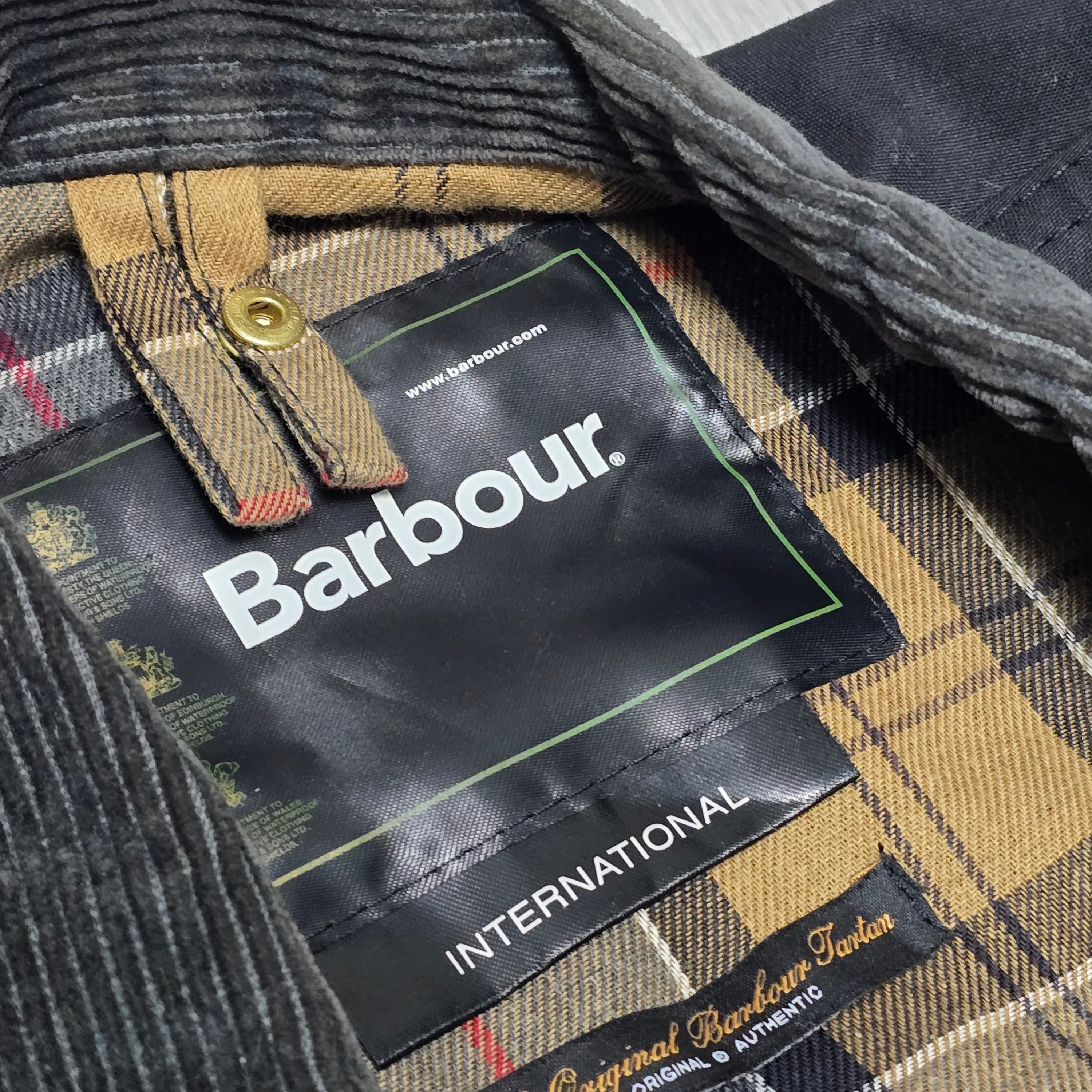 Barbour International Original Wax Jacket Black 착용 스타일 - 2