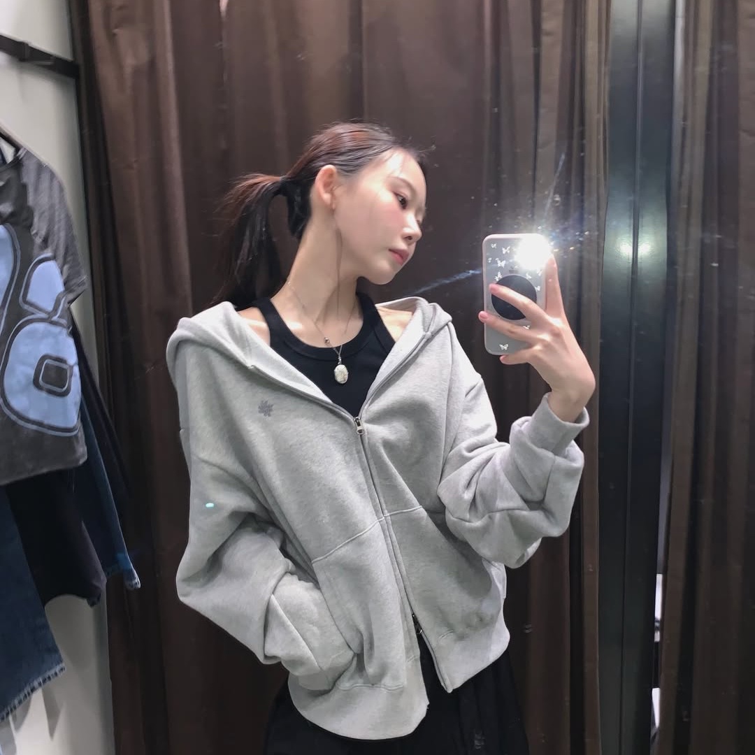 SLOW RECORD HOUSE Crop Hood Zip-Up Grey 착용 스타일 - 2
