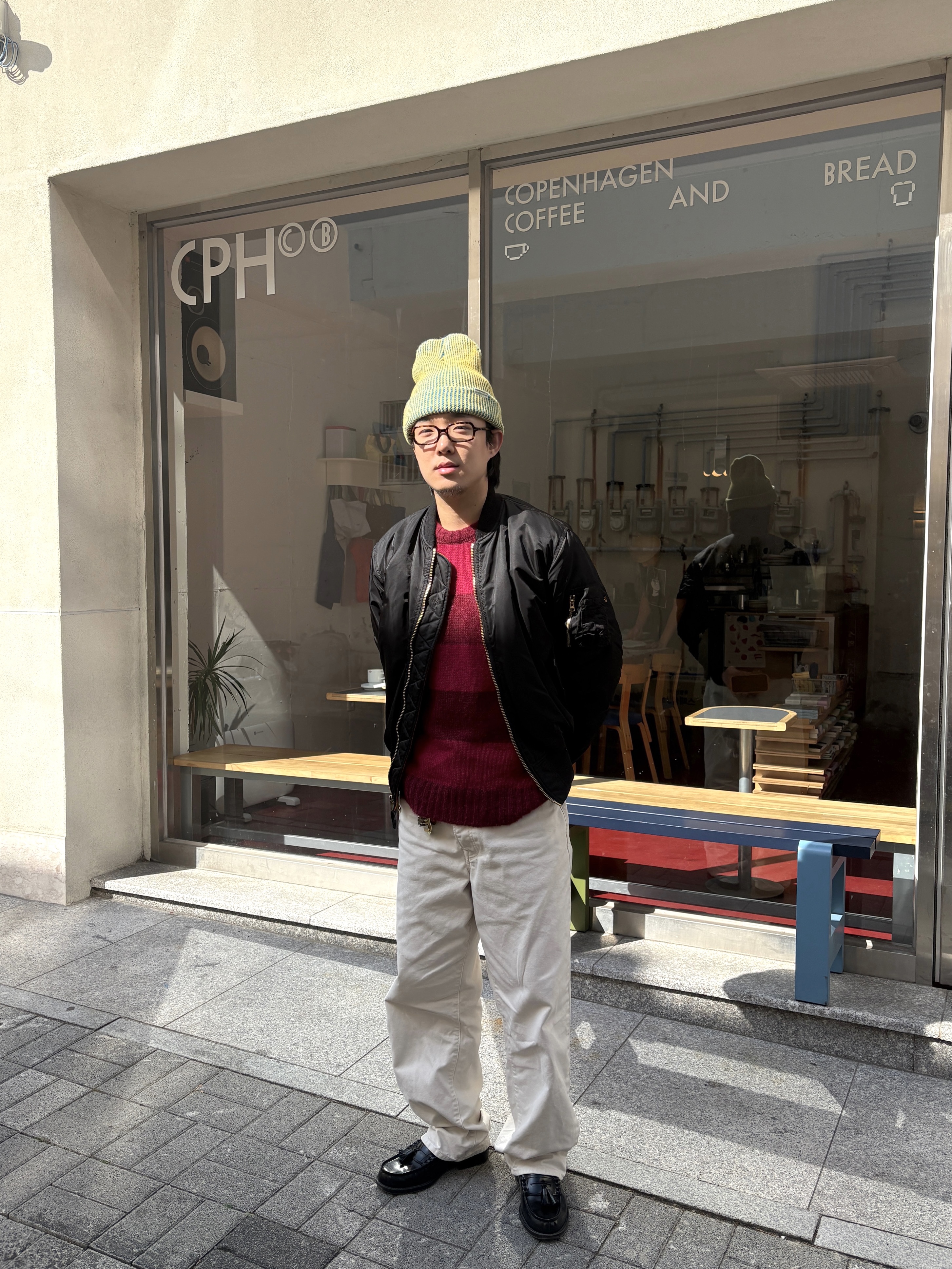 ALPHA INDUSTRIES MA-1 Flight Jacket Black, Aftermath Stripe Knit Red 착용 스타일 - 3