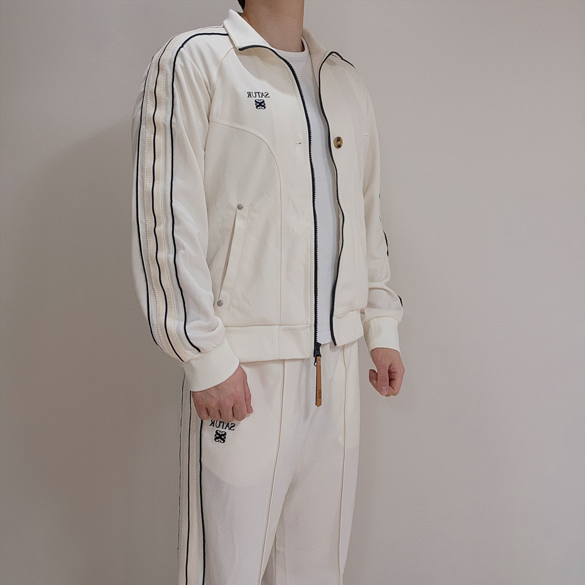 SATUR Essential Lawton Track Zip-up Jacket Cream 착용 스타일 - 4