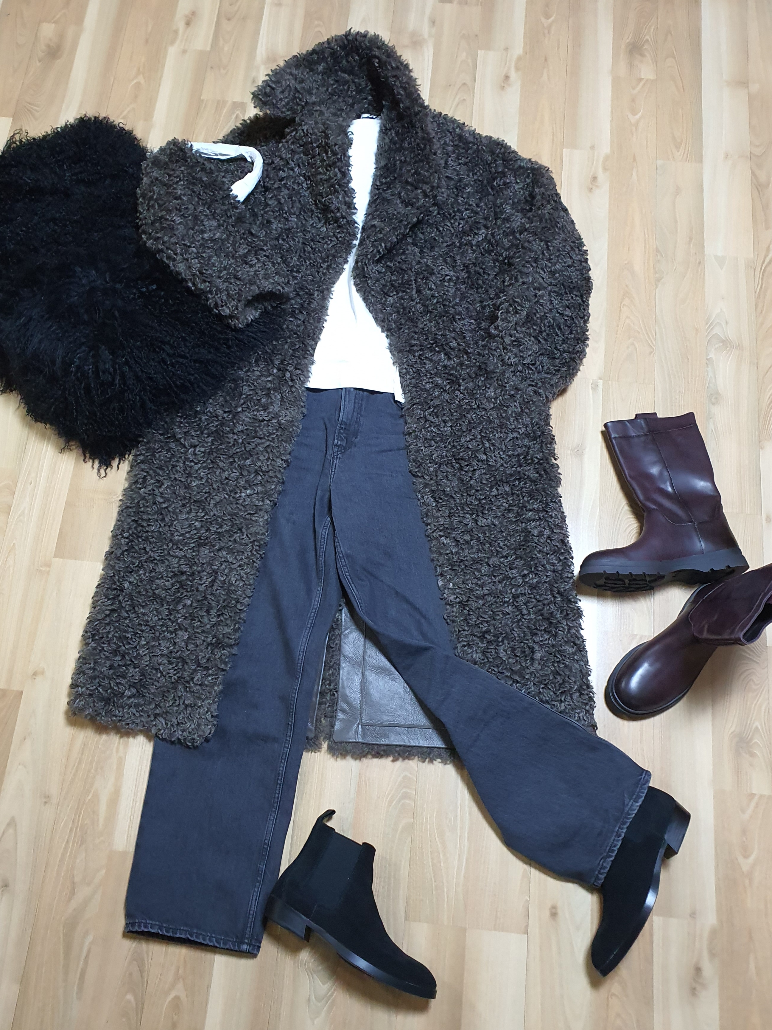 Uniqlo x JW Anderson Straight Jeans Tall Gray, Saint Laurent Wyatt Chelsea Boots in Suede Black 착용 스타일 - 2