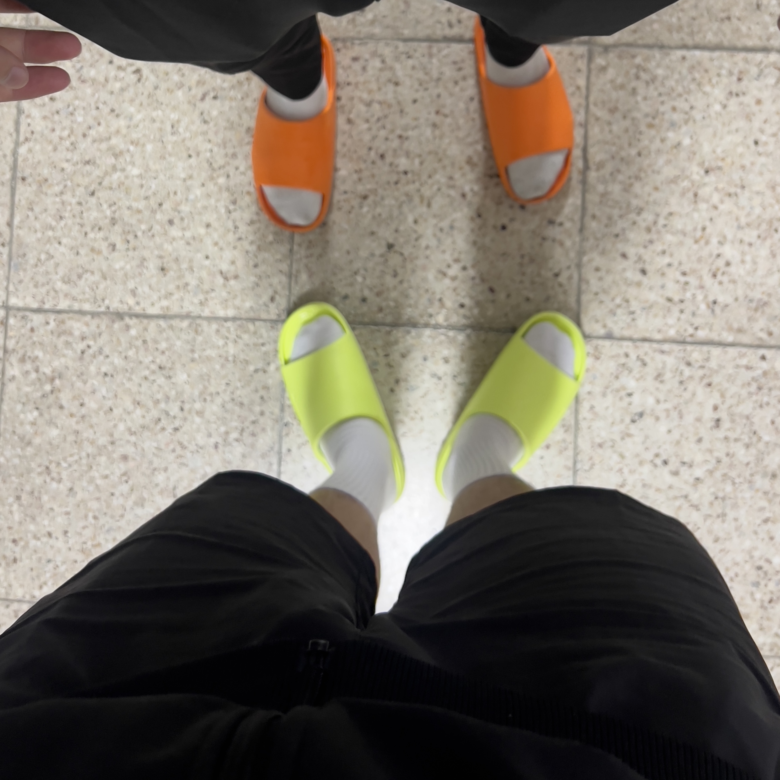 Nike Calm Slide Volt, Nike Calm Slide Bright Mandarin 착용 스타일