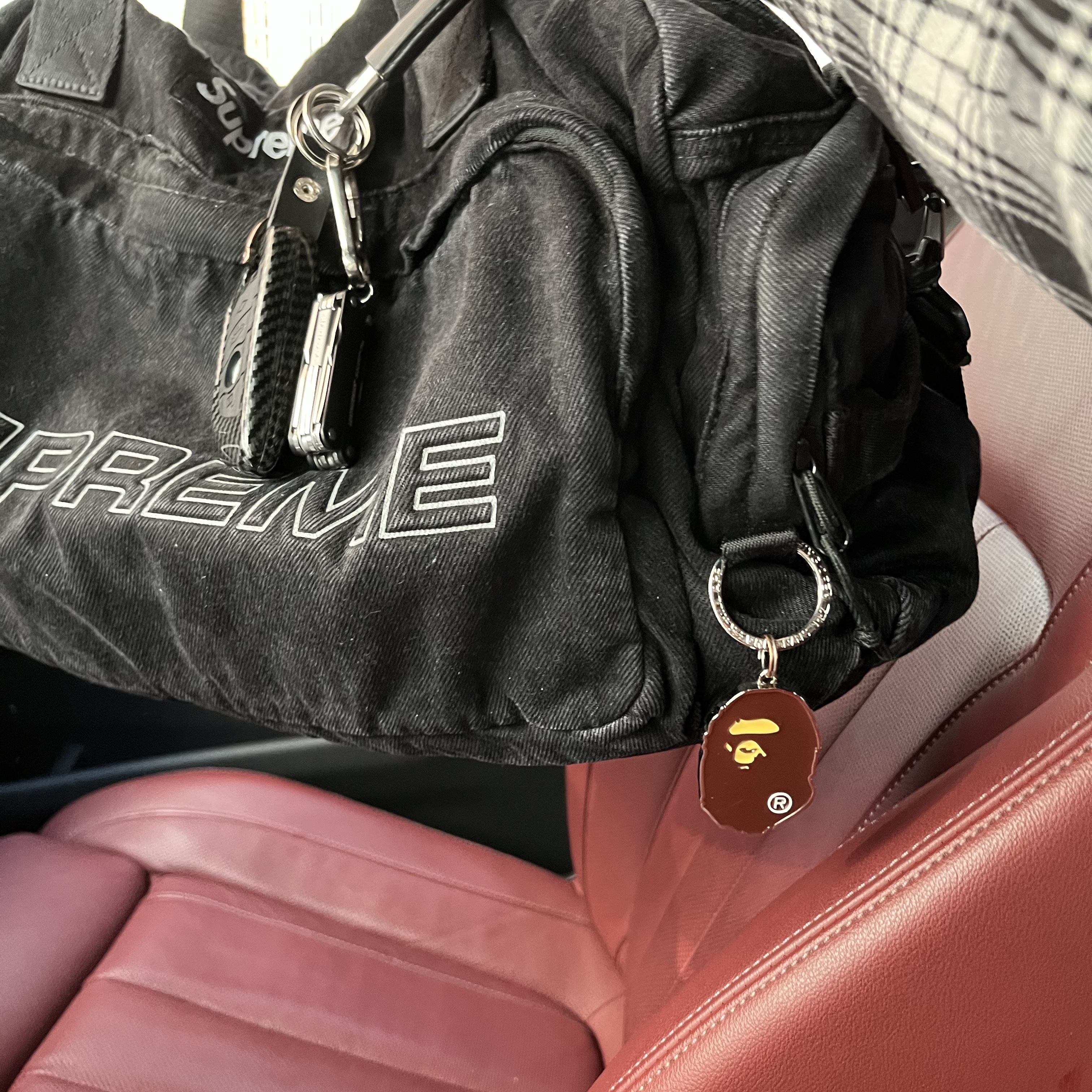 BAPE Ape Head Metal Keychain Brown 착용 스타일