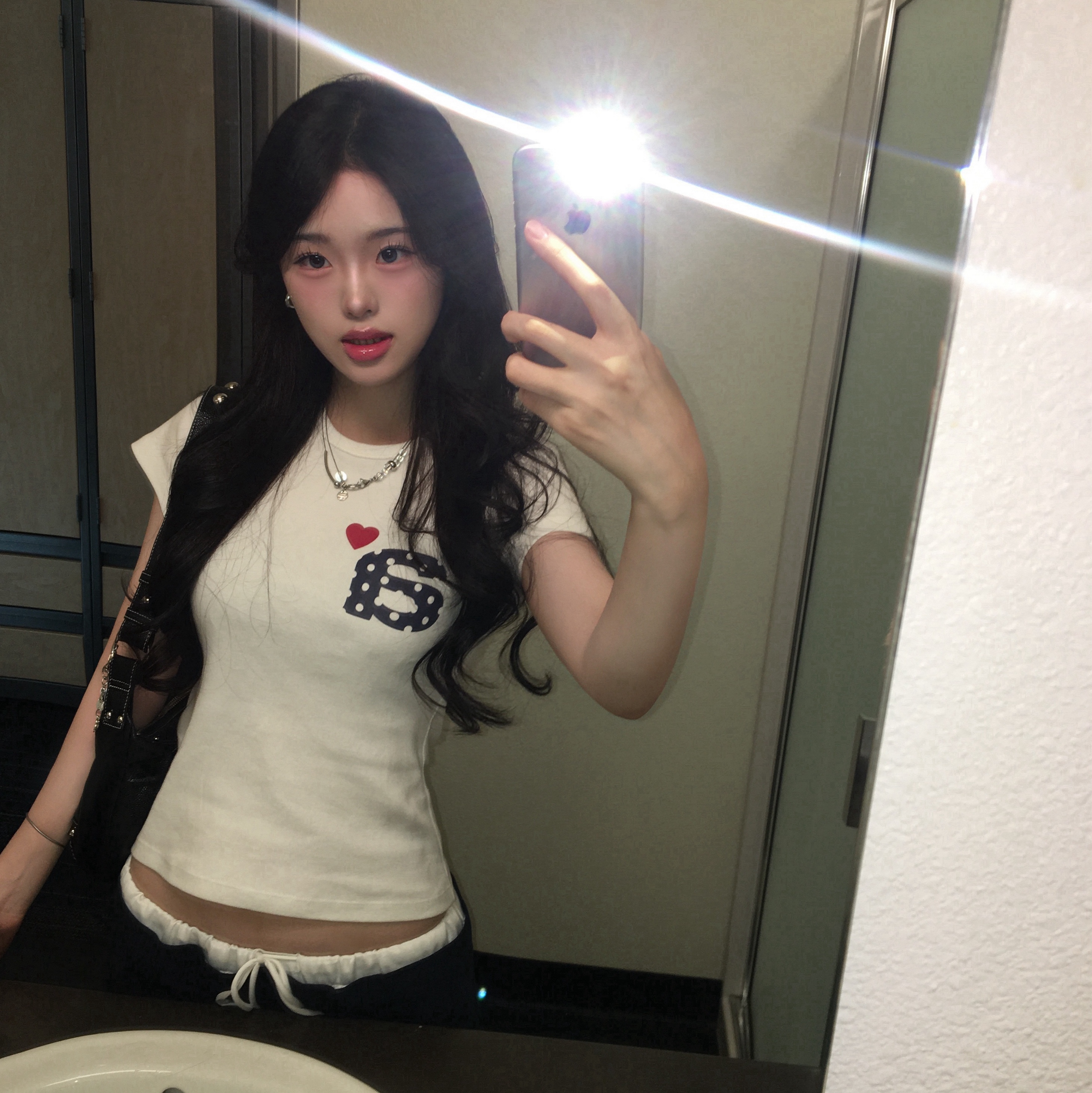 AEAE Dot Small Letter Tee White 착용 스타일 - 3