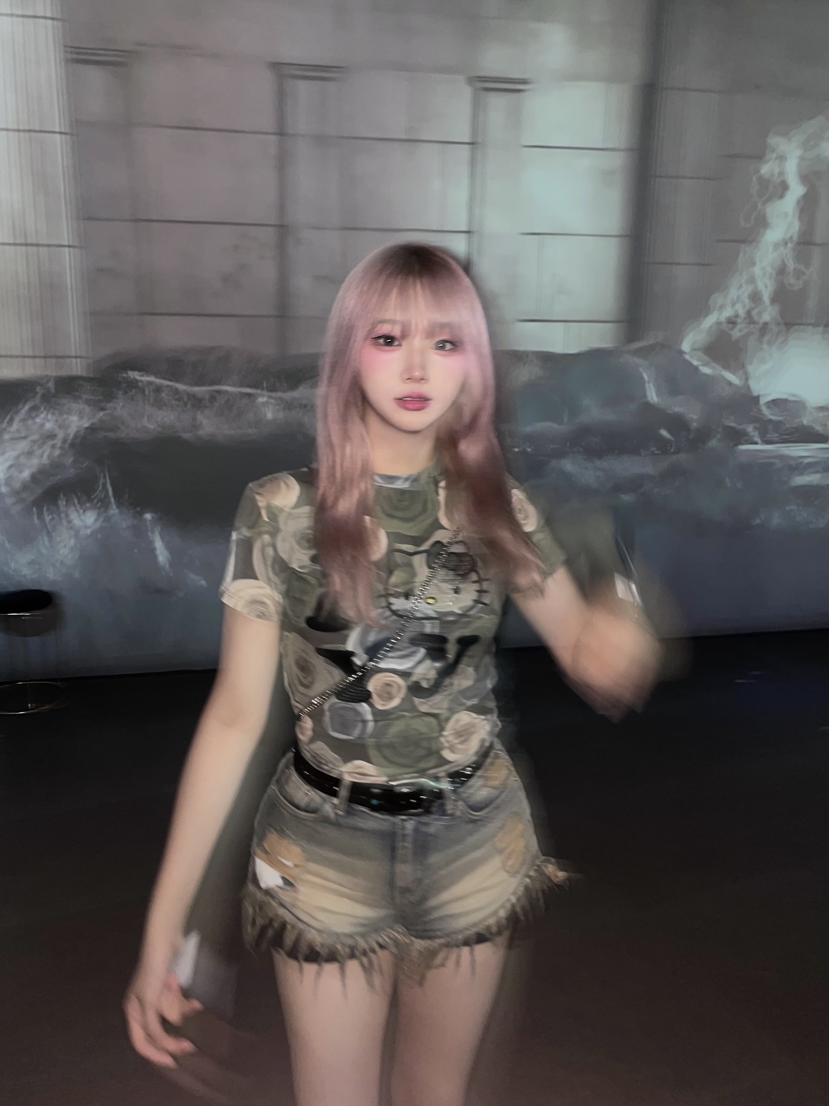 Open Yy x Hello Kitty Baby T-Shirt Khaki 착용 스타일