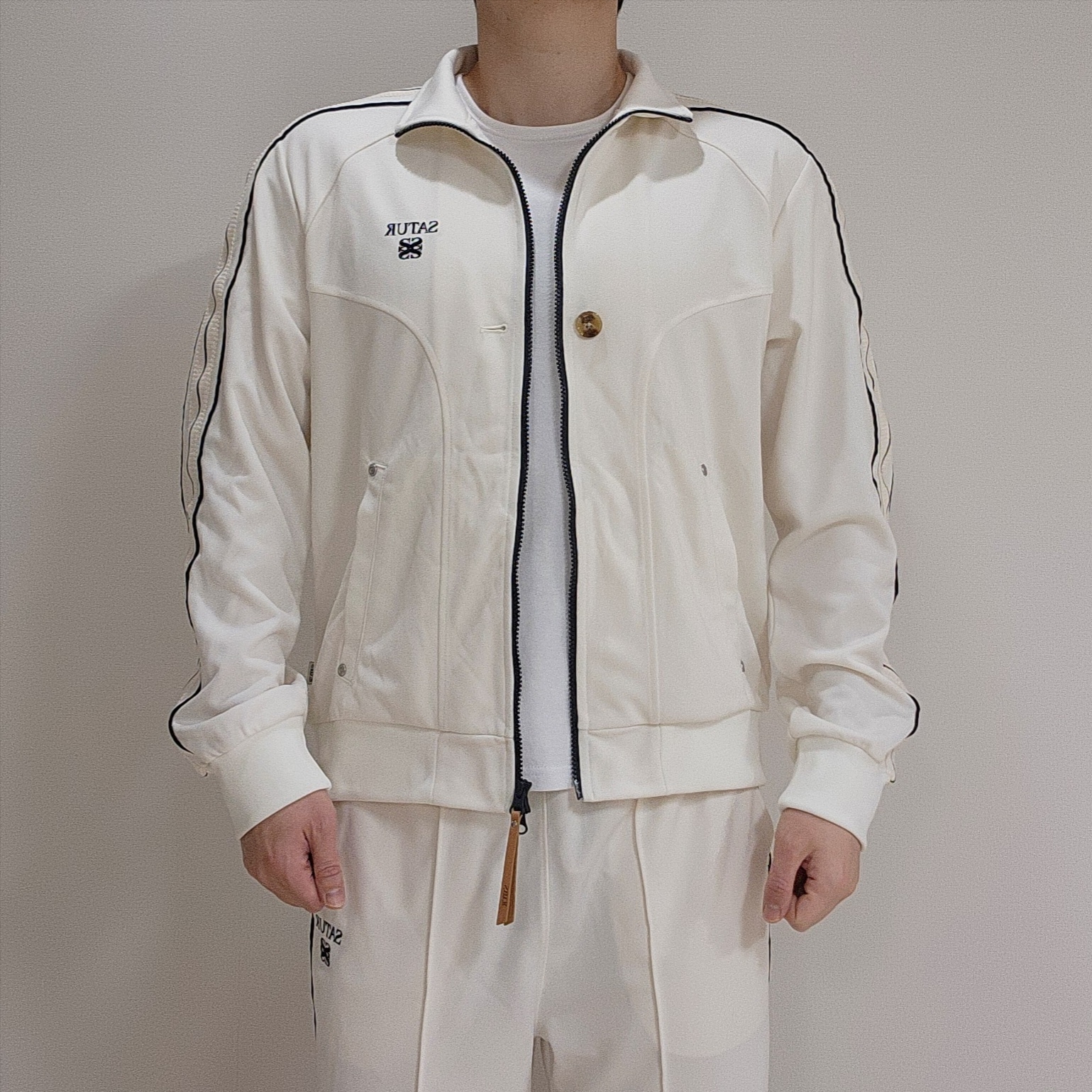SATUR Essential Lawton Track Zip-up Jacket Cream 착용 스타일 - 3
